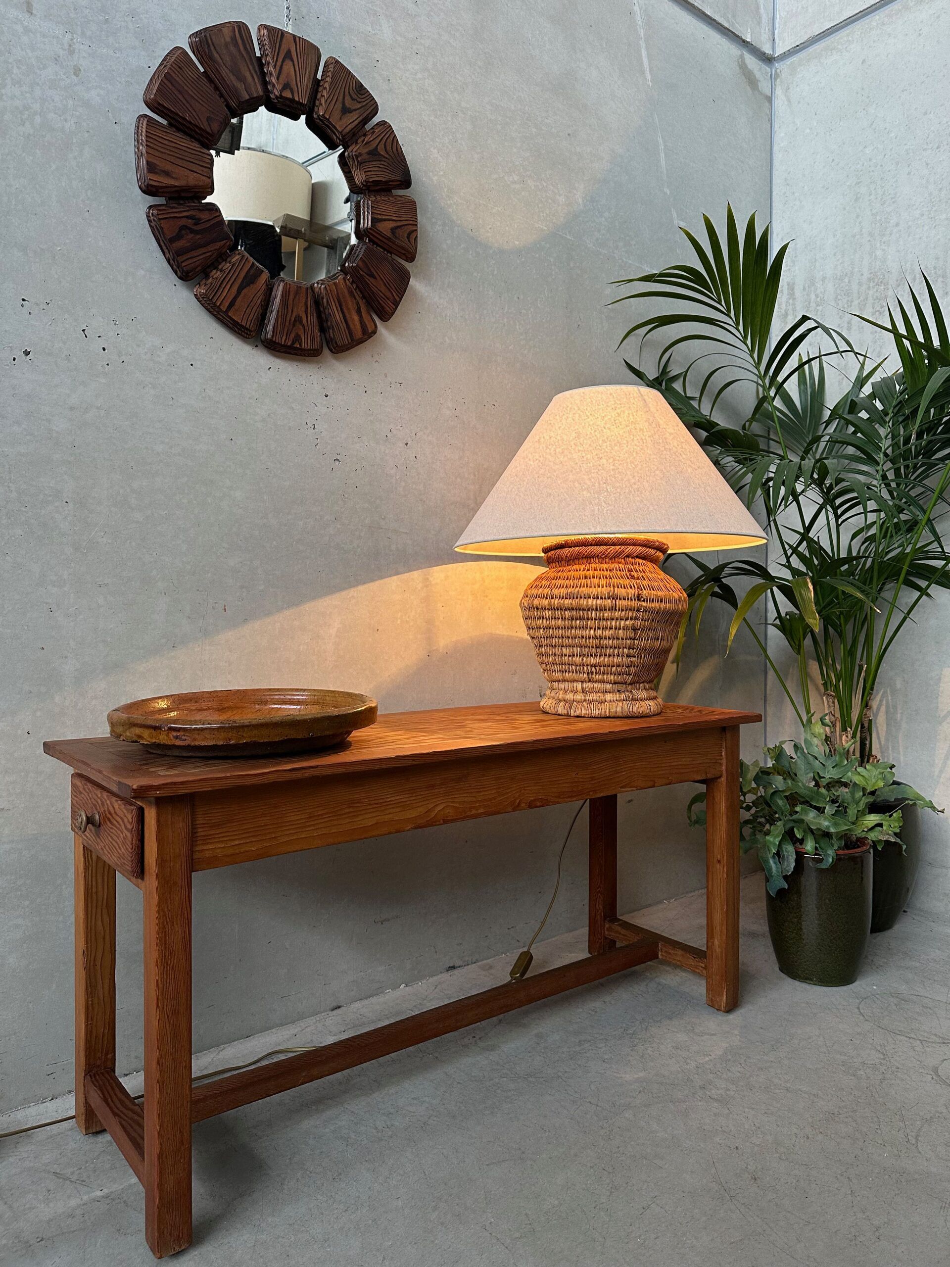 Lampe de table vintage – ancien pichet en rotin