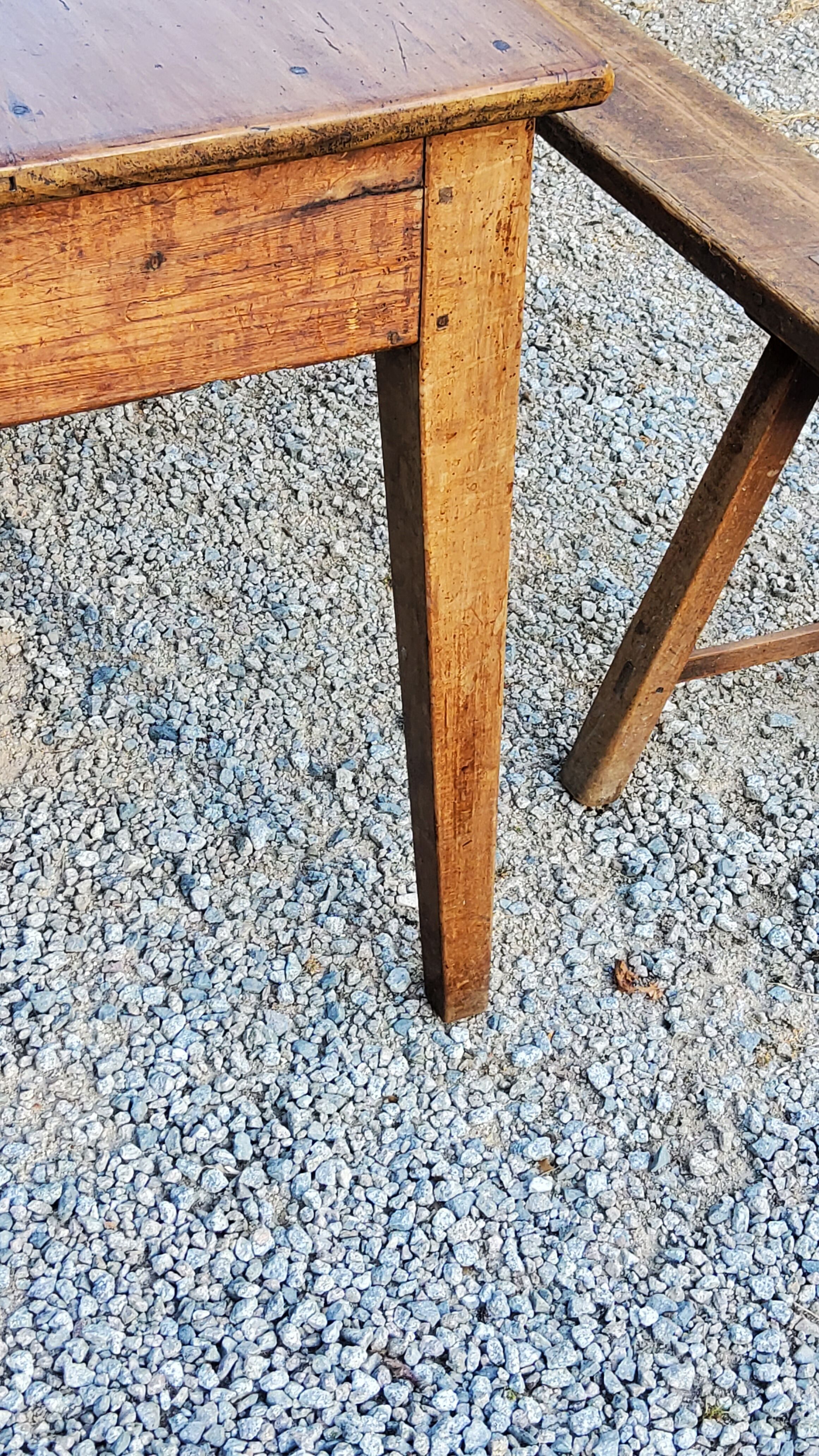 Farm table nineteenth century feet spindles 251cm and its 2 benches