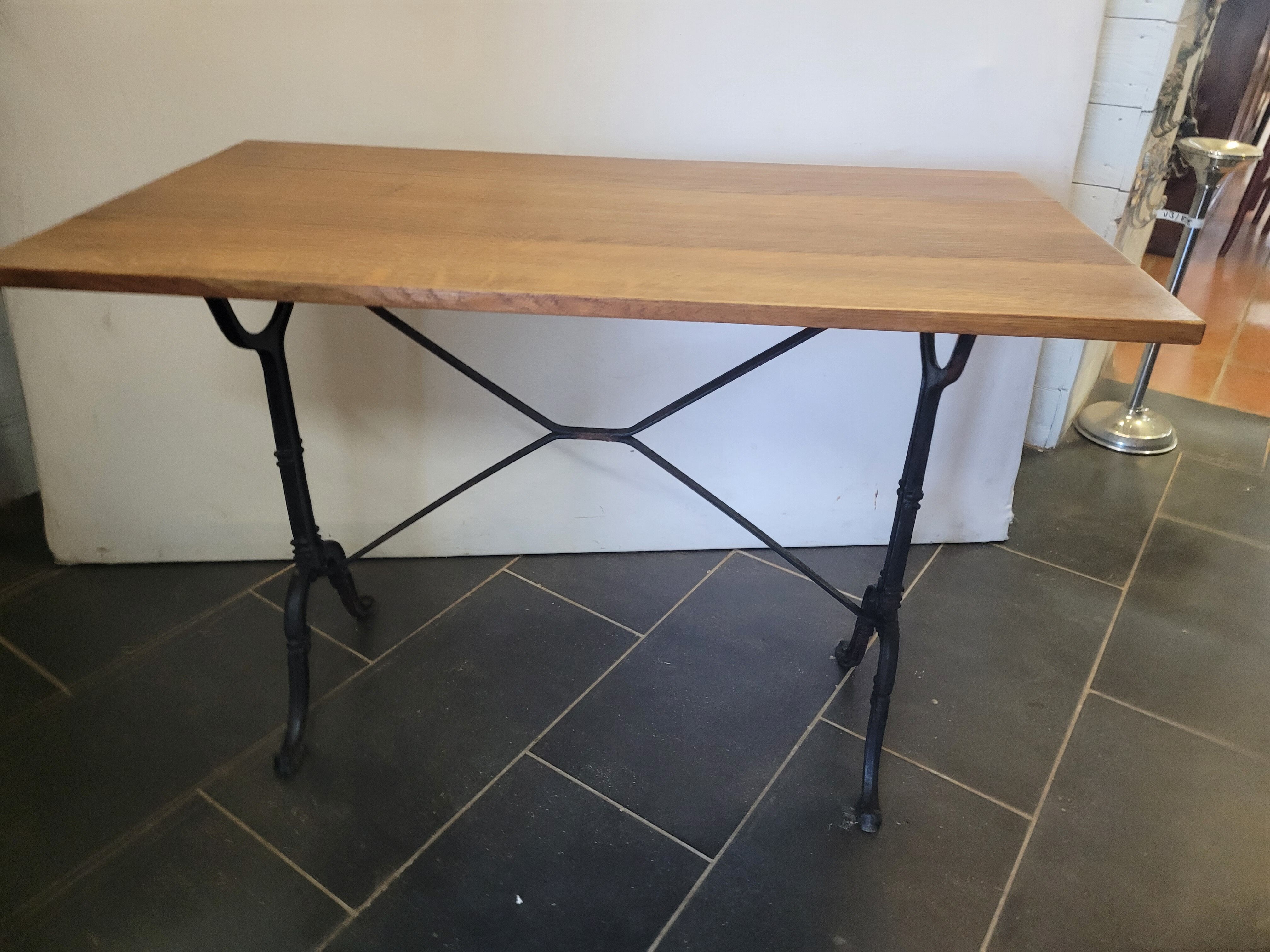 Table bistrot piètement fonte dessus en chêne