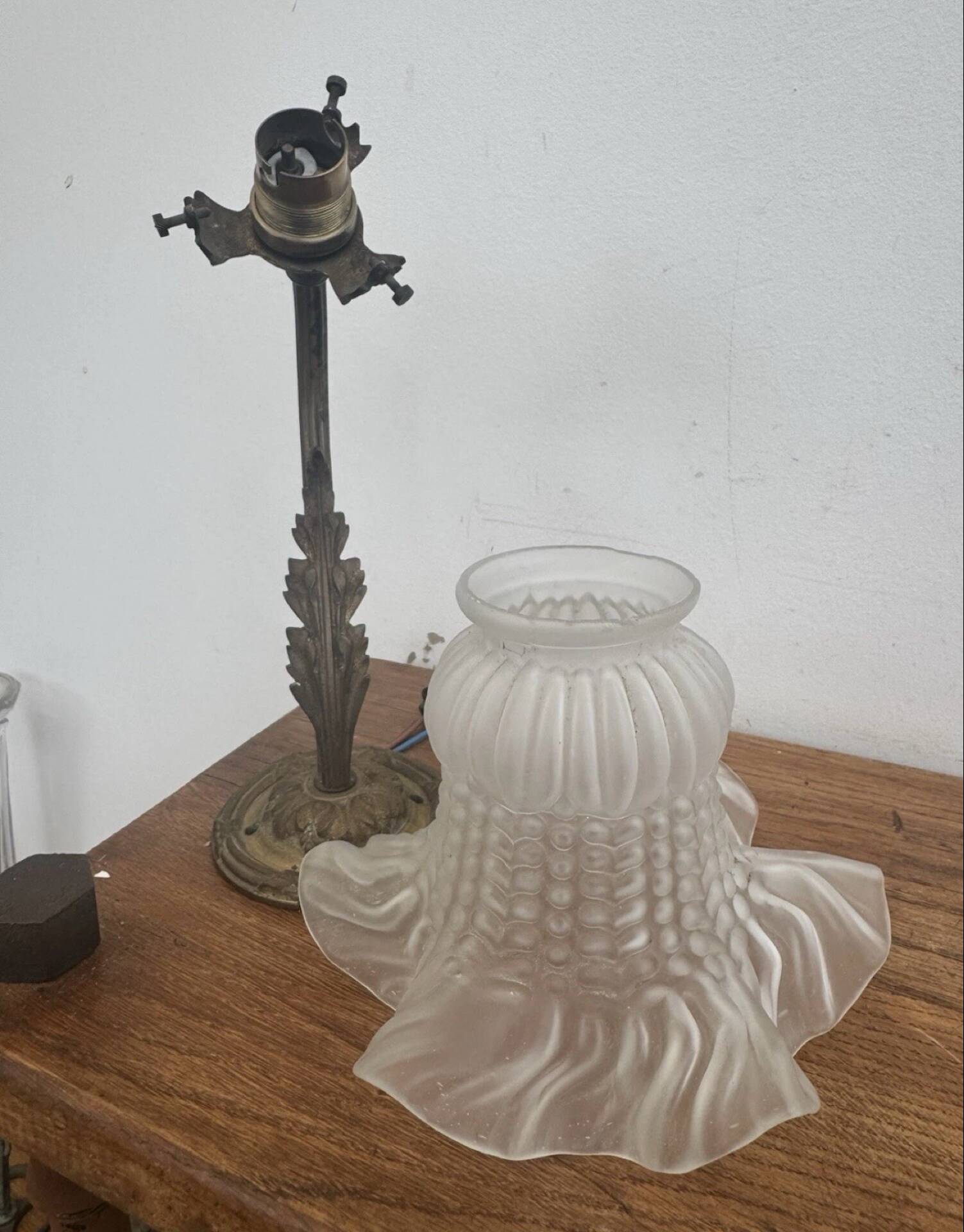 Antique bronze wall light in Louis XVI style - tulip-shaped glass paste flower.