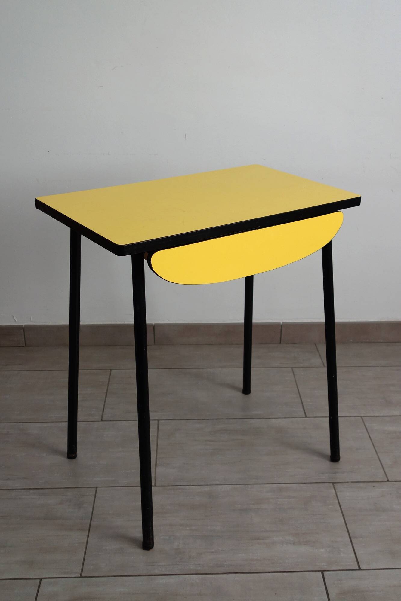 Petite table en formica jaune vintage