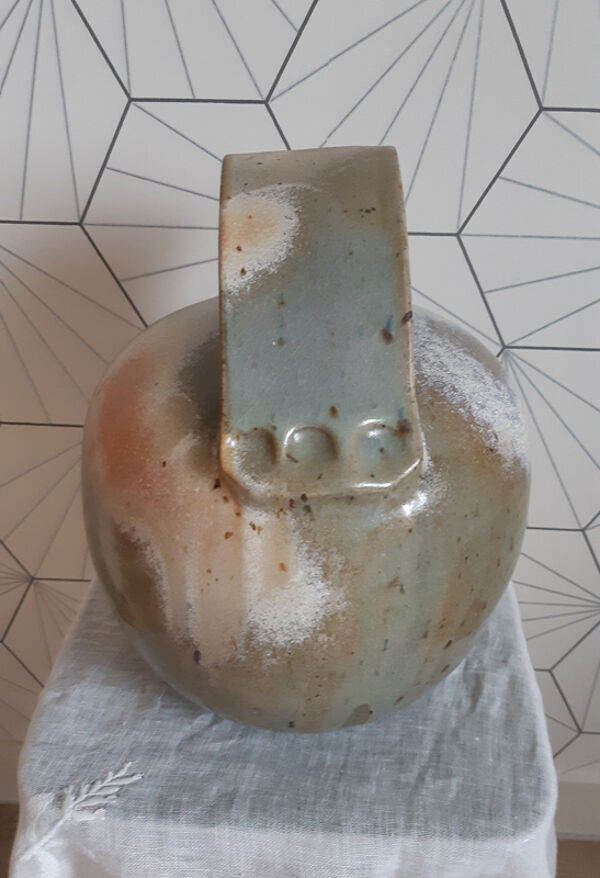 Cruche ronde originale en faïence.