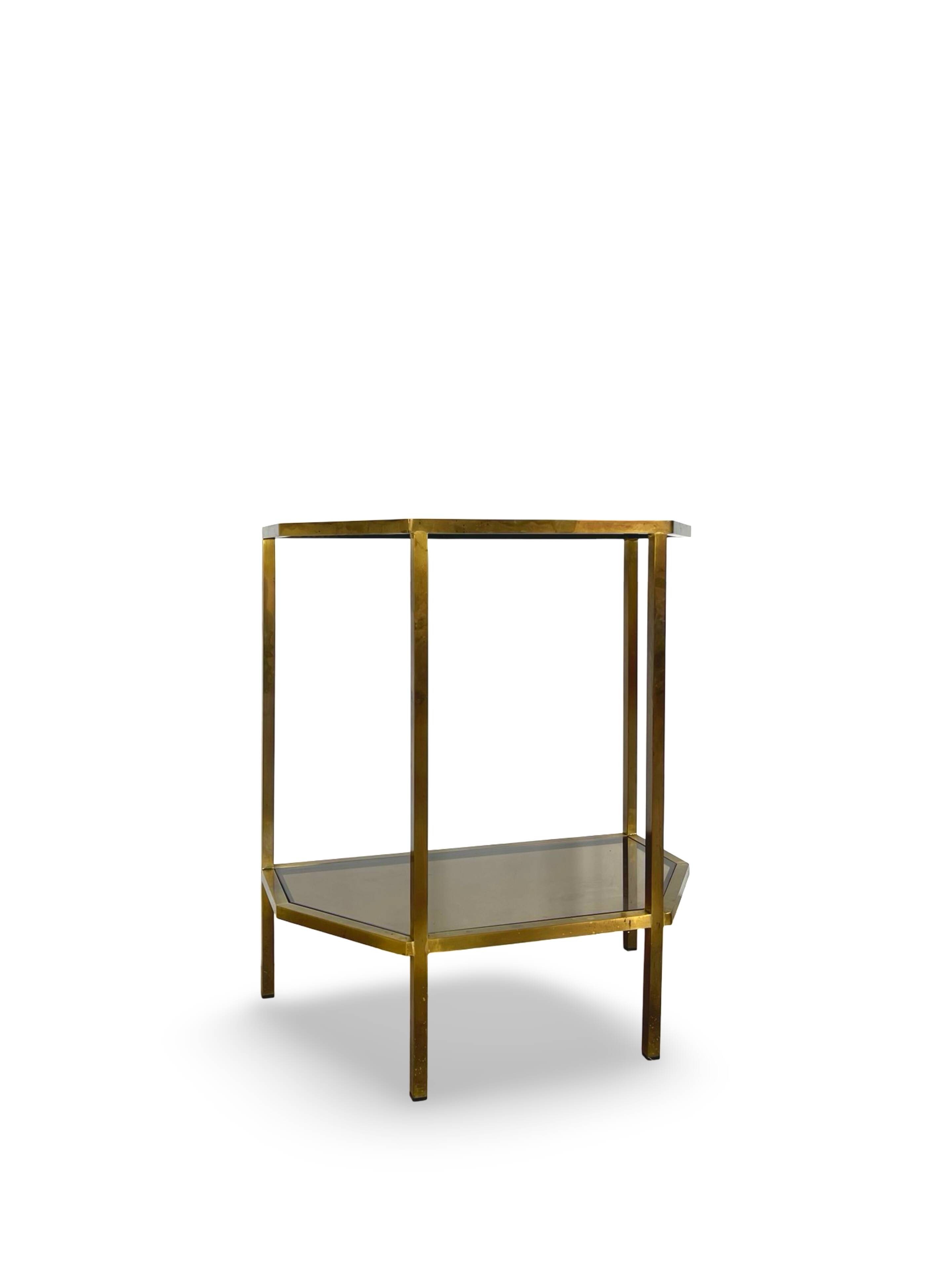Table d'appoint italienne demi-hexagonale en laiton des années 1970.