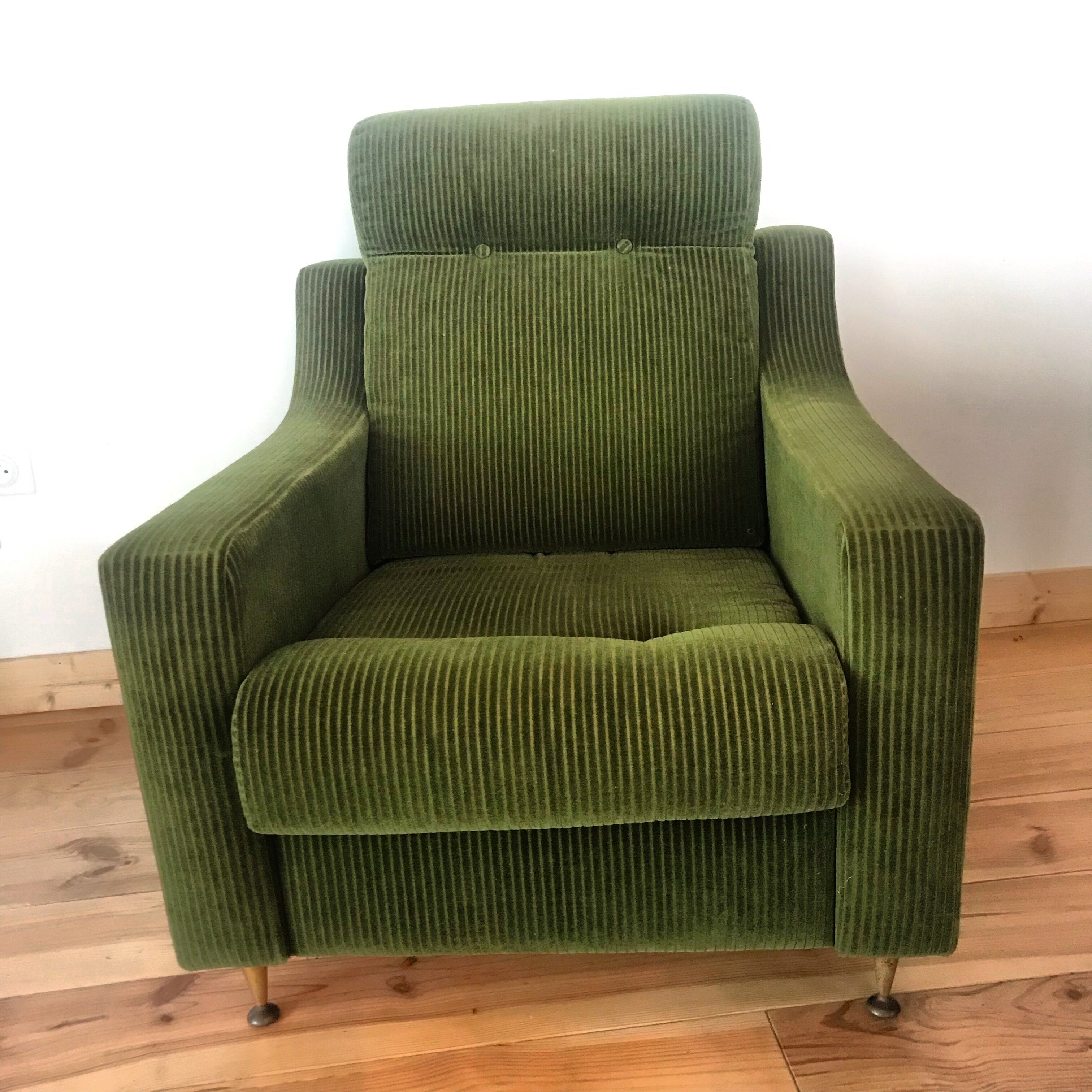 Fauteuil club vintage en velours cotelé.