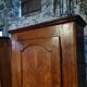 Armoire ancienne – bonnetière française du XVIIIe siècle en châtaignier avec serrure et clé d'origine