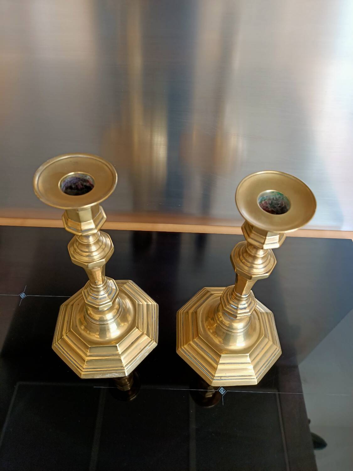 Paire de bougeoirs en bronze d'époque XVIIIe