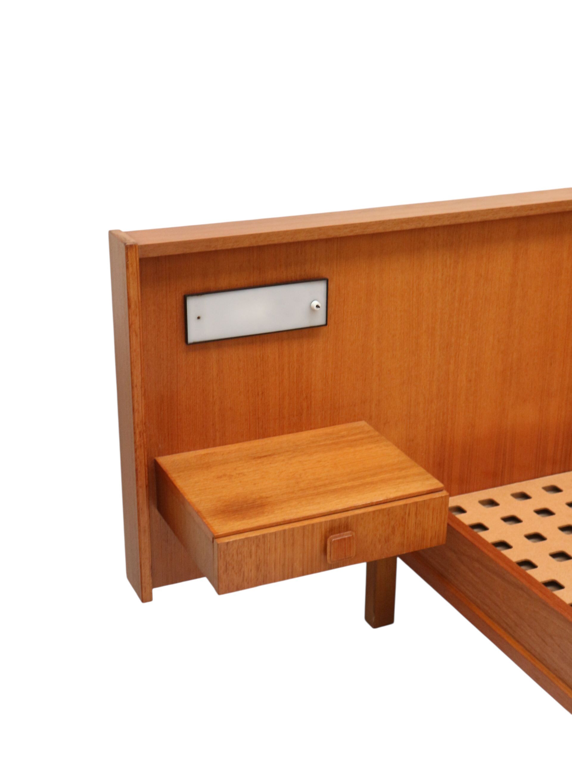 Lit double vintage avec tables de chevet flottantes, fabriqué dans les années 1960