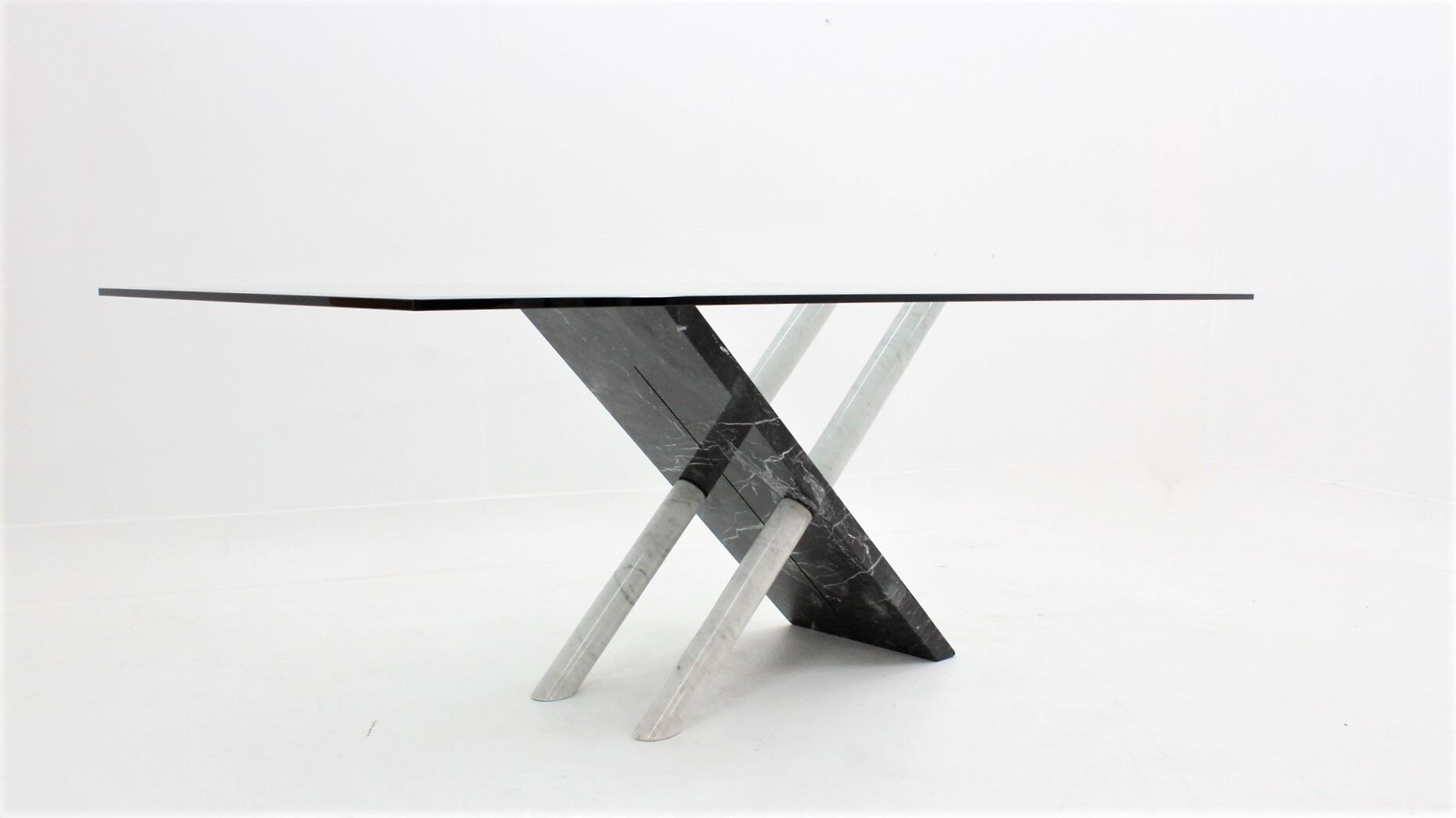 Table à manger italienne en marbre de Carrare des années 1970