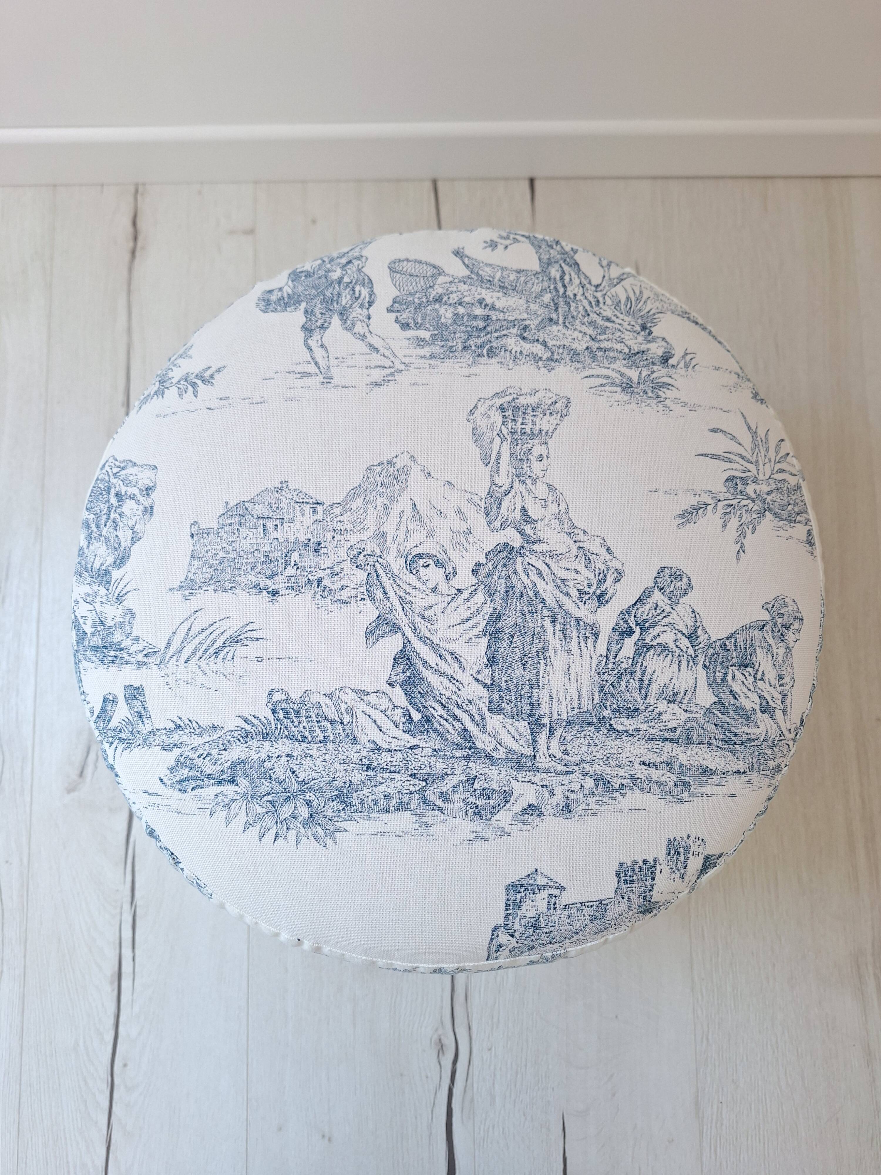 Pouf / Repose pieds vintage en toile de Jouy bleu