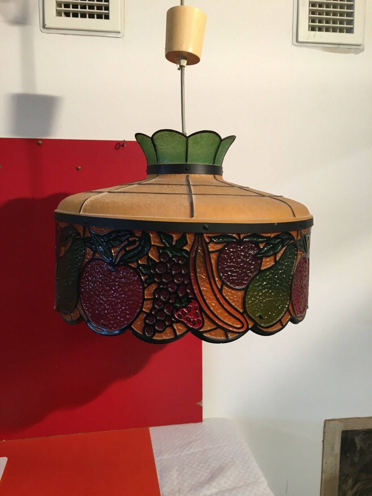 Vintage light suspension in composite fruit decoration
