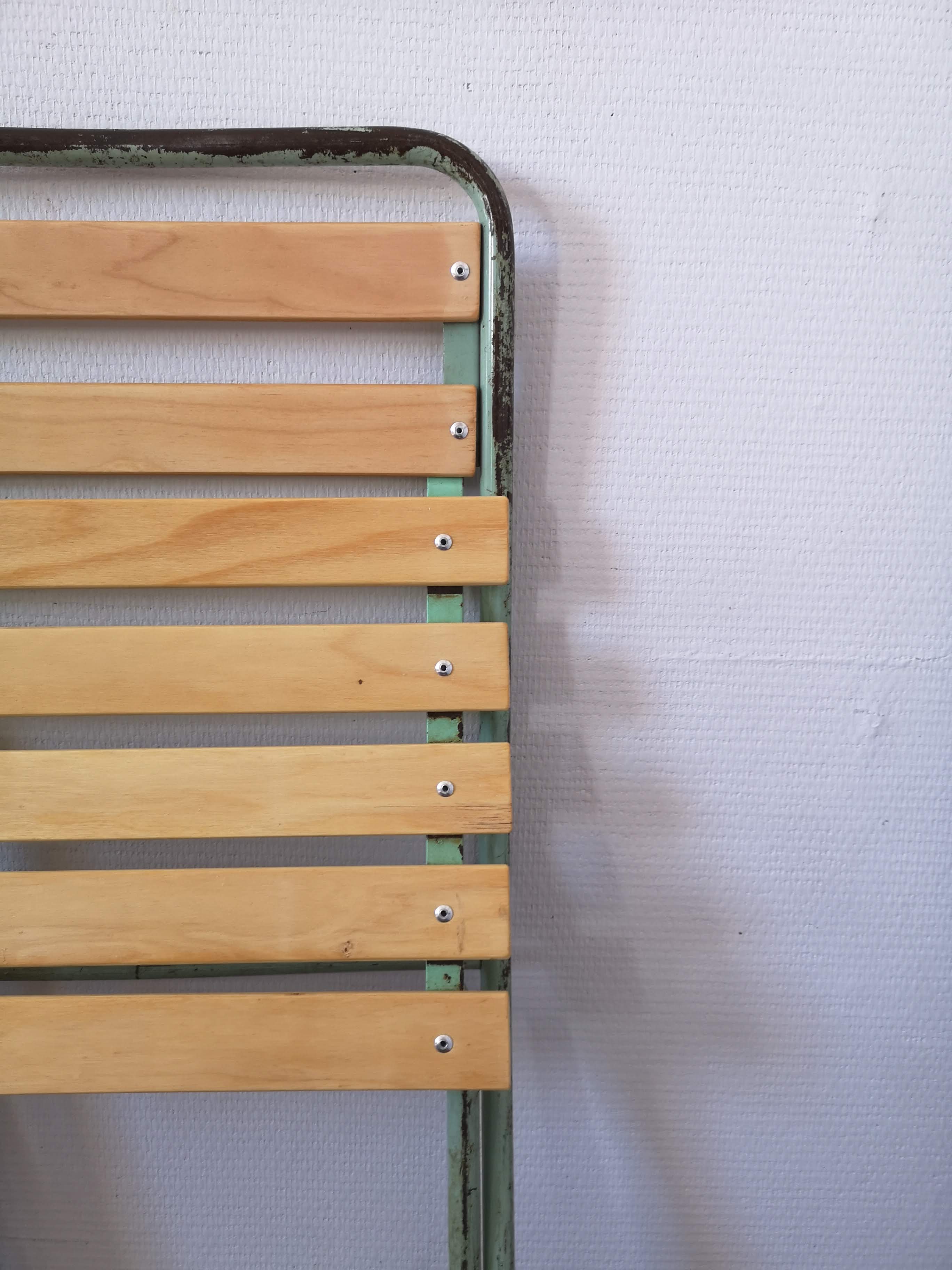 Set of 6 green folding chairs