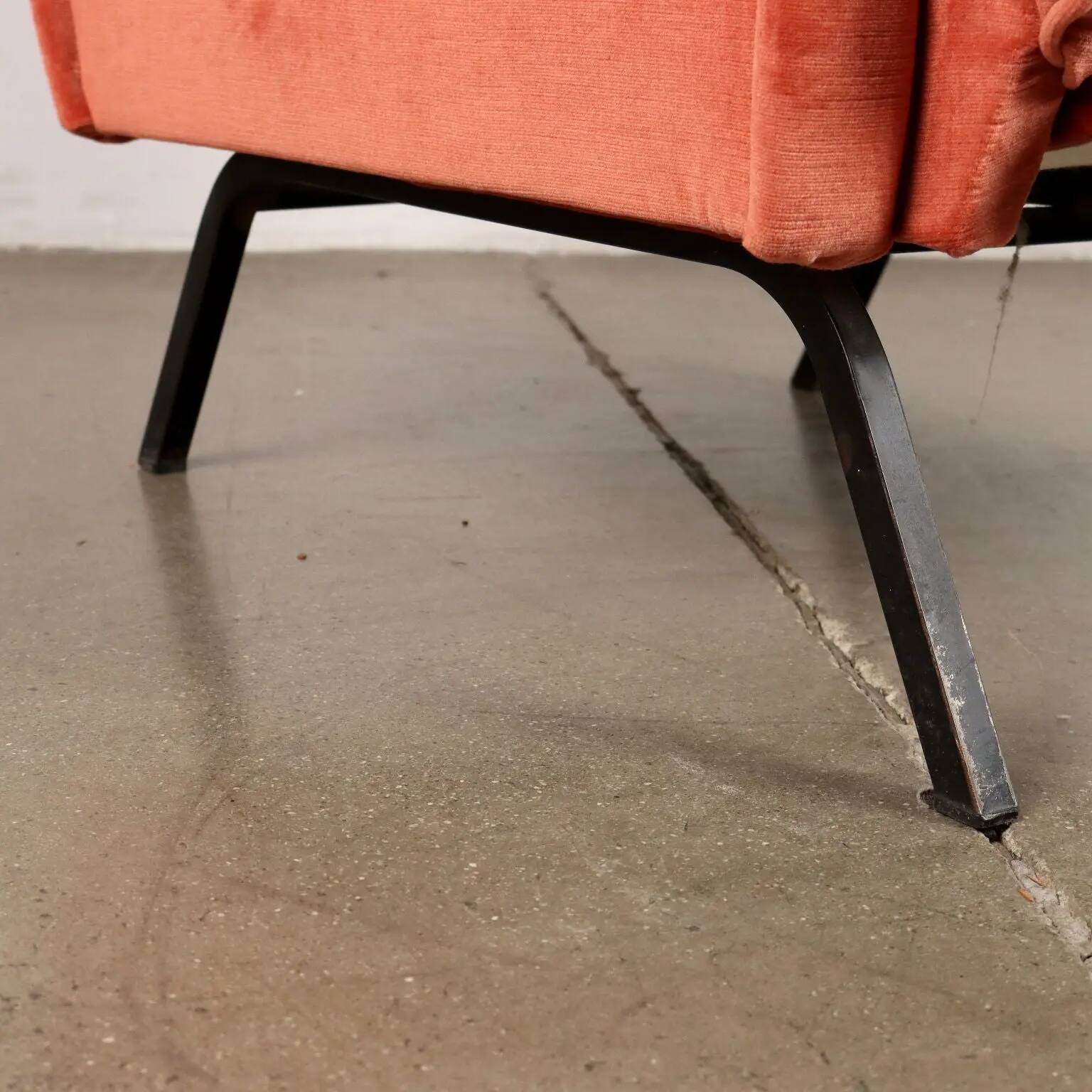 Vintage armchair from the 1960s-70s in metal and velvet, Italy.