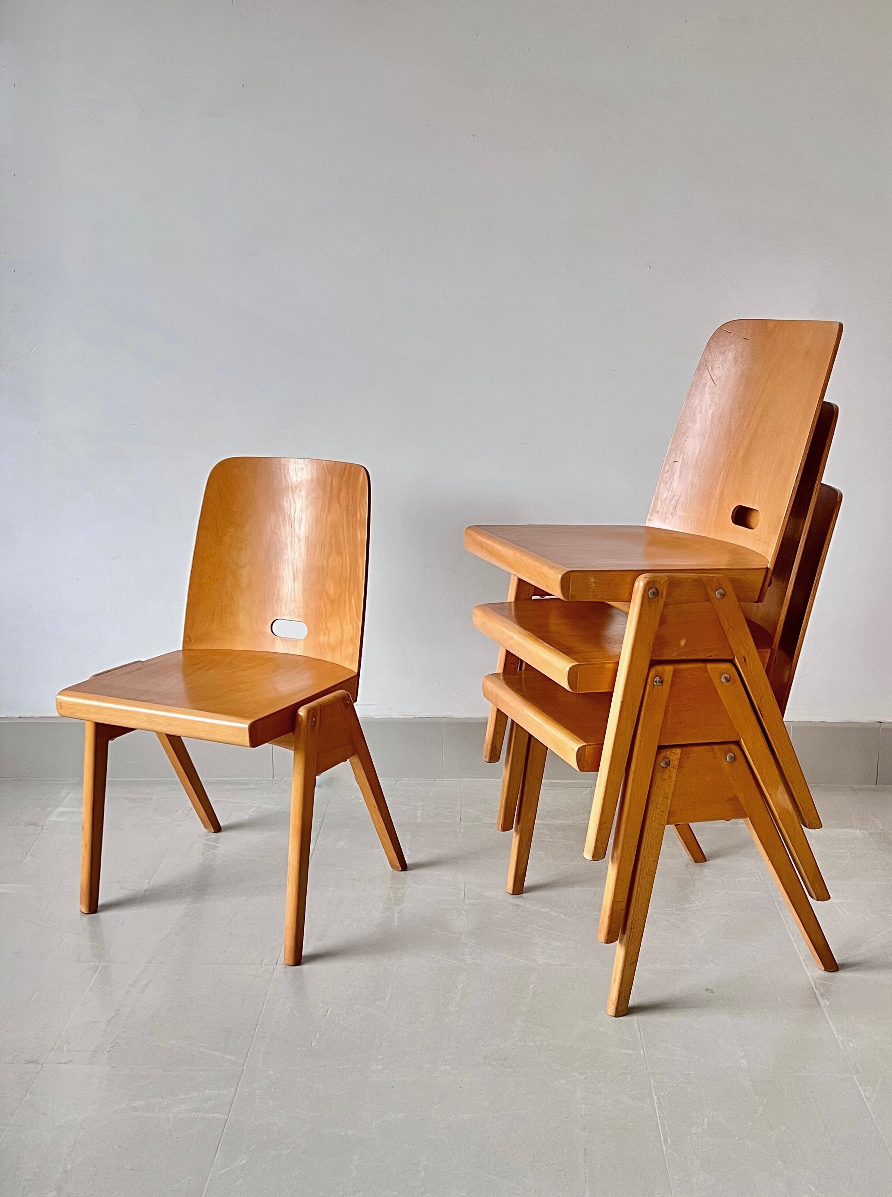 Series of 4 stackable chairs