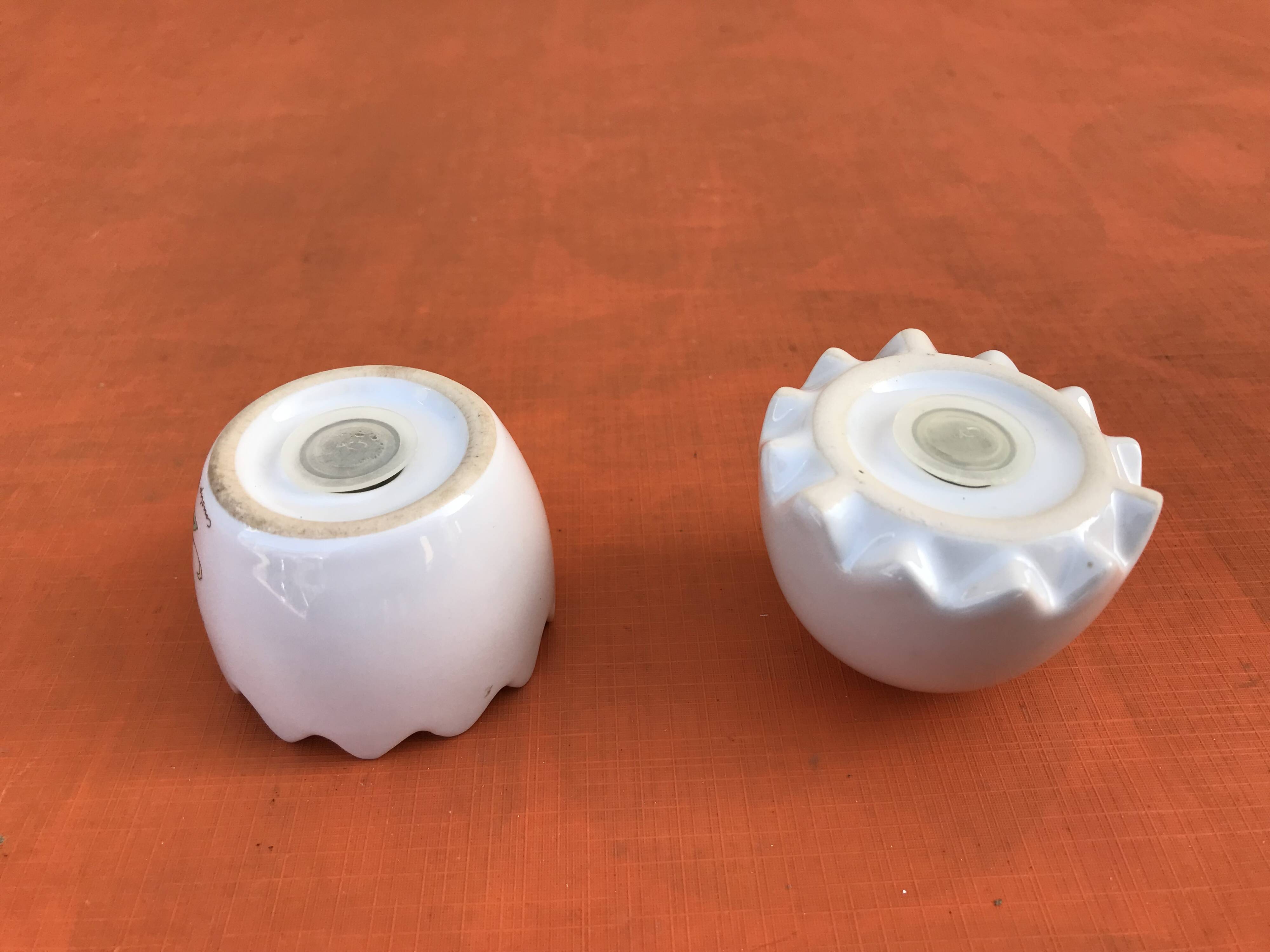 Salière / Poivrière  Céramique forme Oeuf  Décor Couslip (primevère)