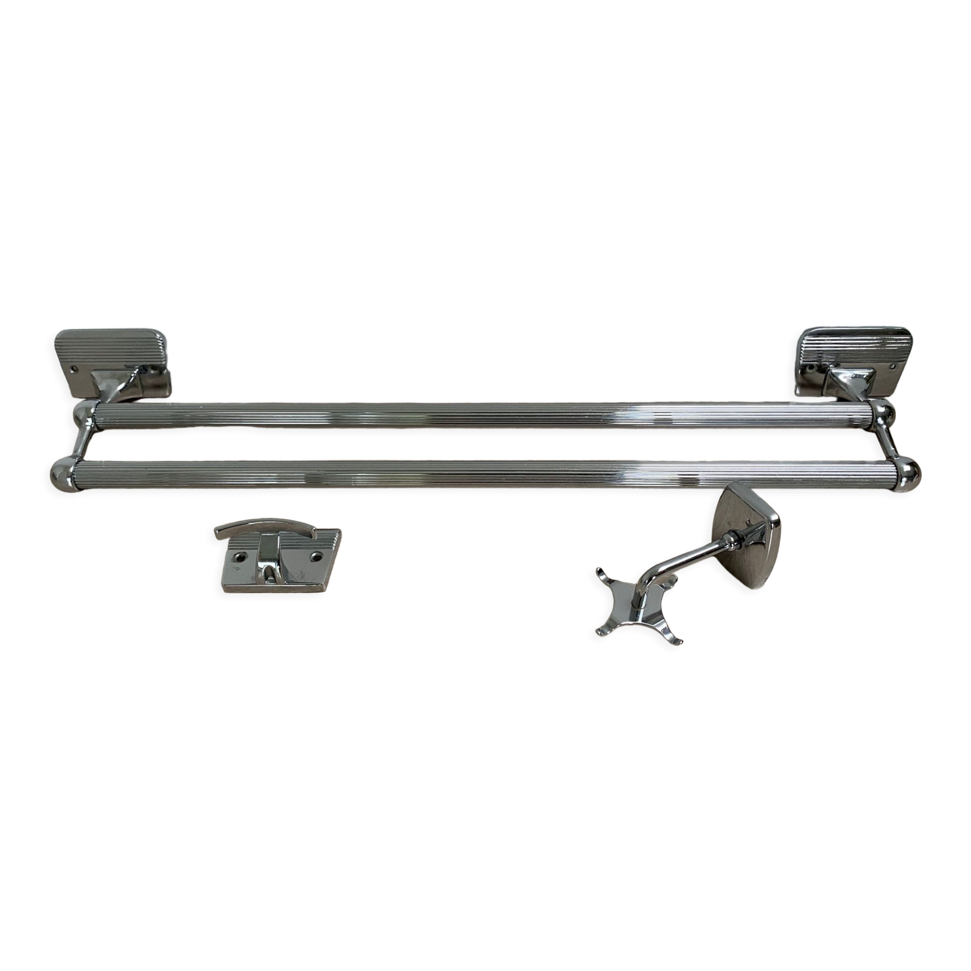 Chromed metal bathroom set