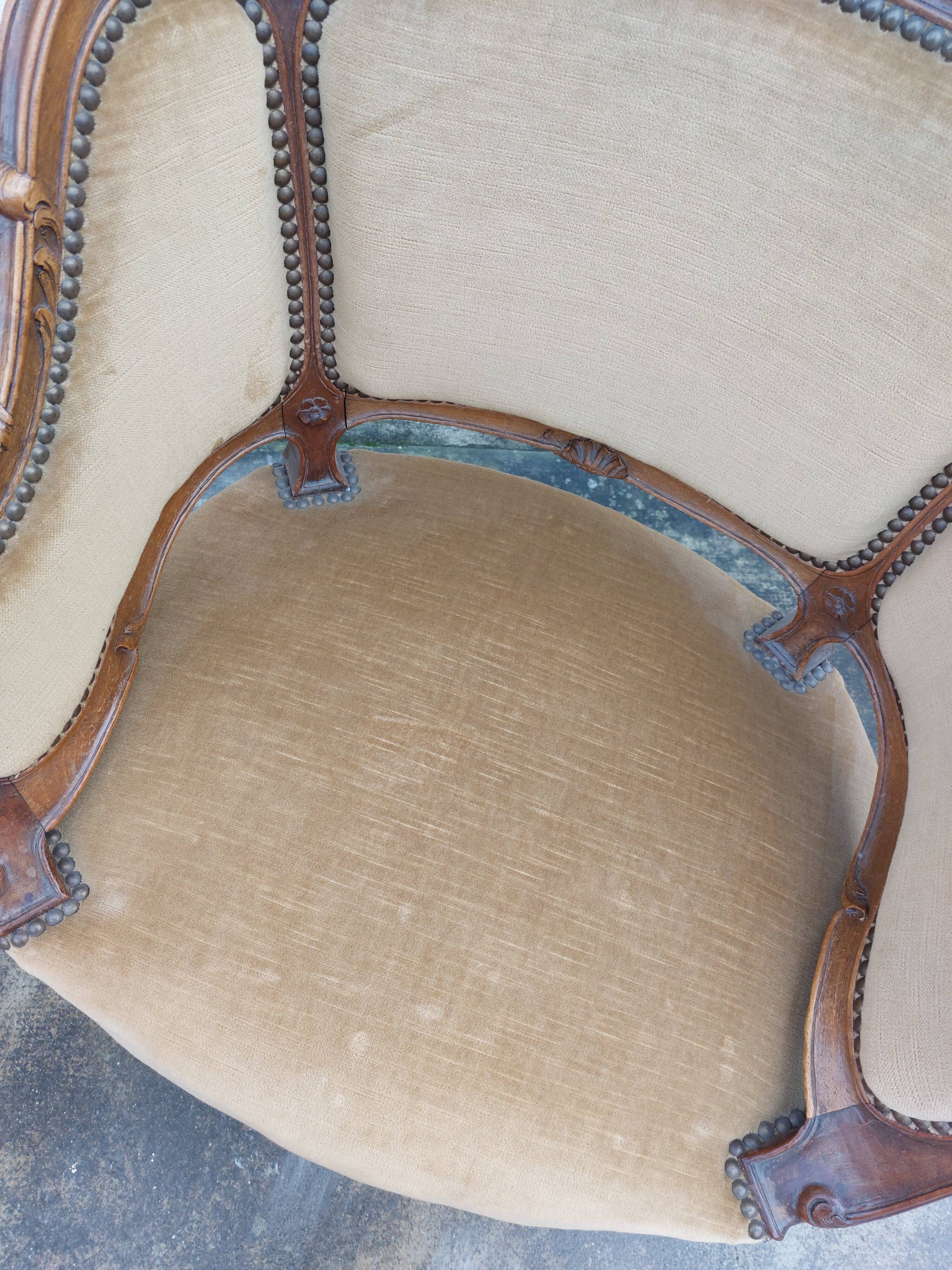 Paire de fauteuils corbeille louis XV en Noyer sculpté
