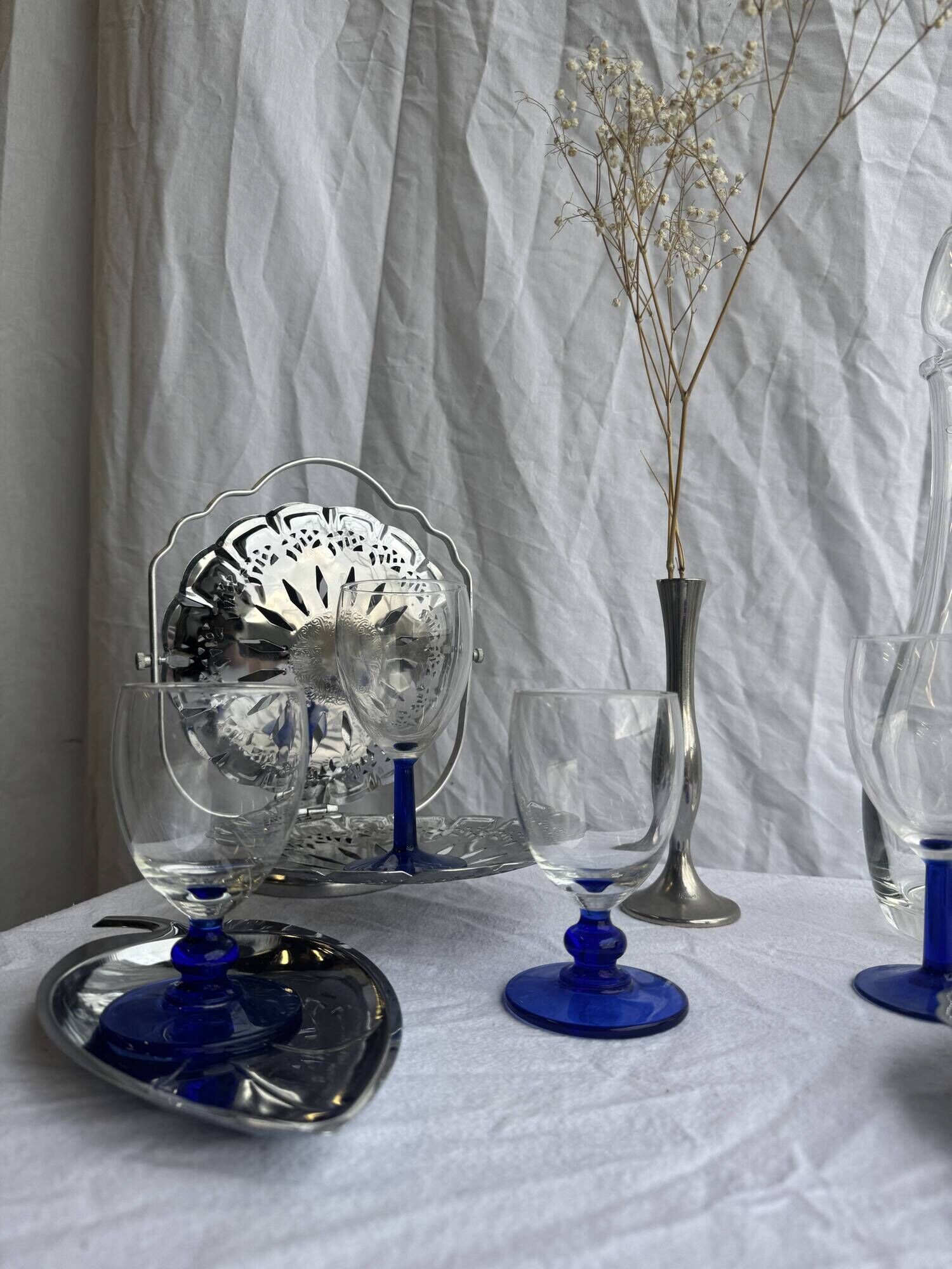 Set of 2 small king-shaped stemmed glasses and 2 small ball-shaped stemmed glasses
