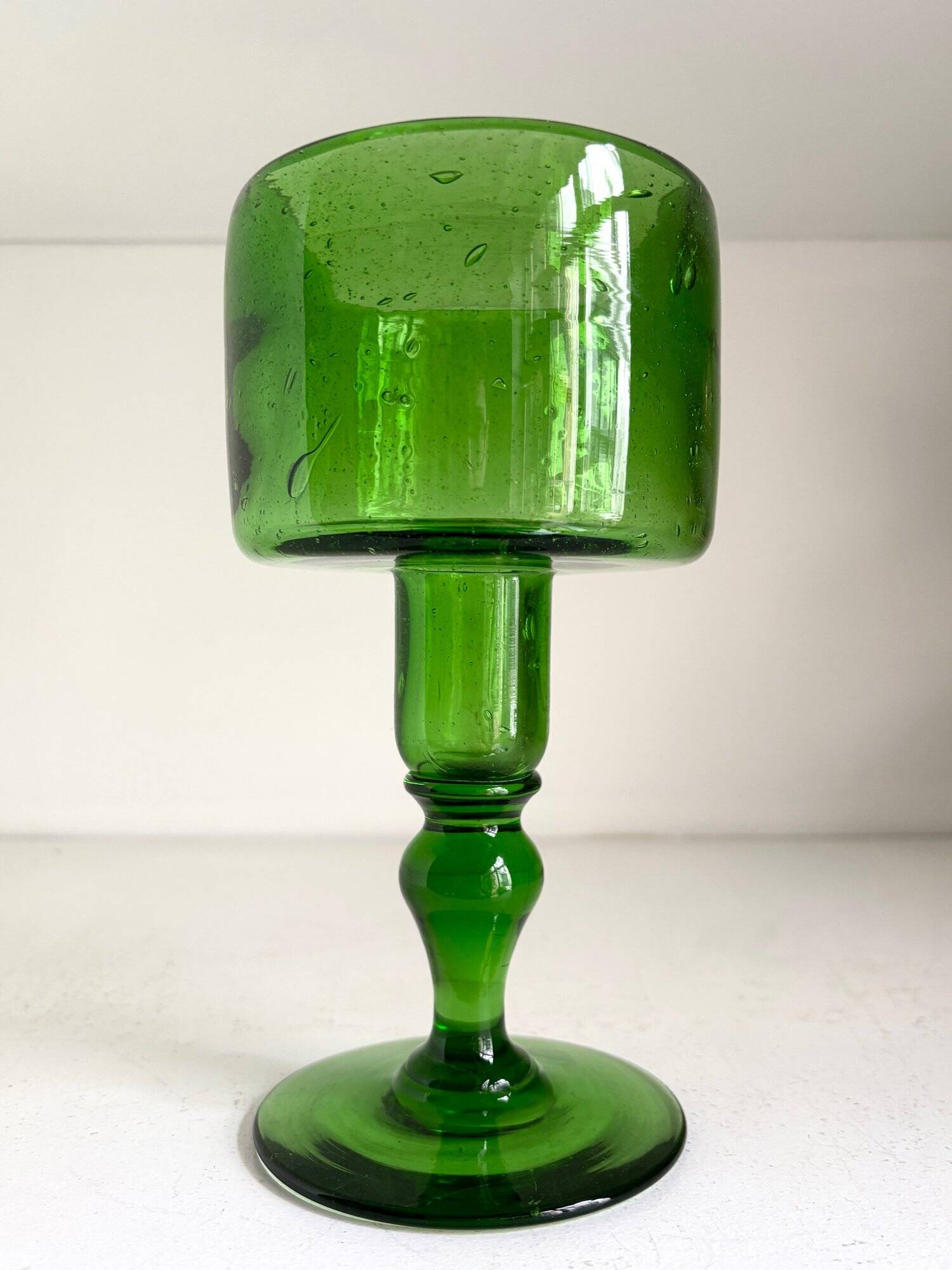 Vase en verre soufflé vert