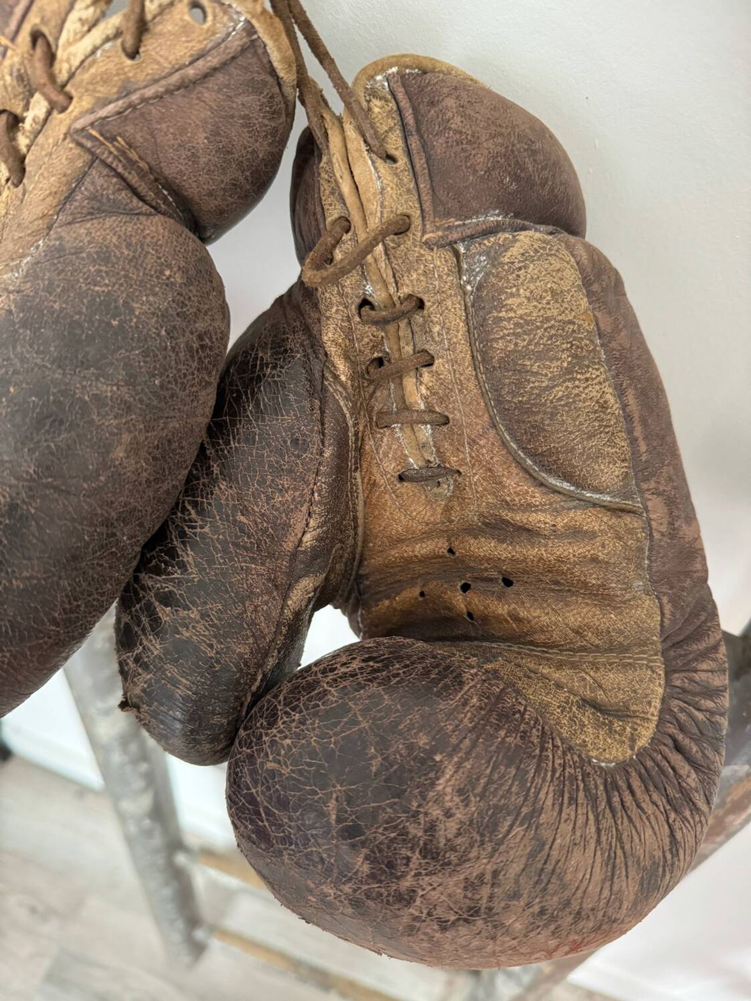 Ancienne paire de gants de boxe en cuir