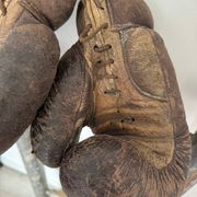 Ancienne paire de gants de boxe en cuir