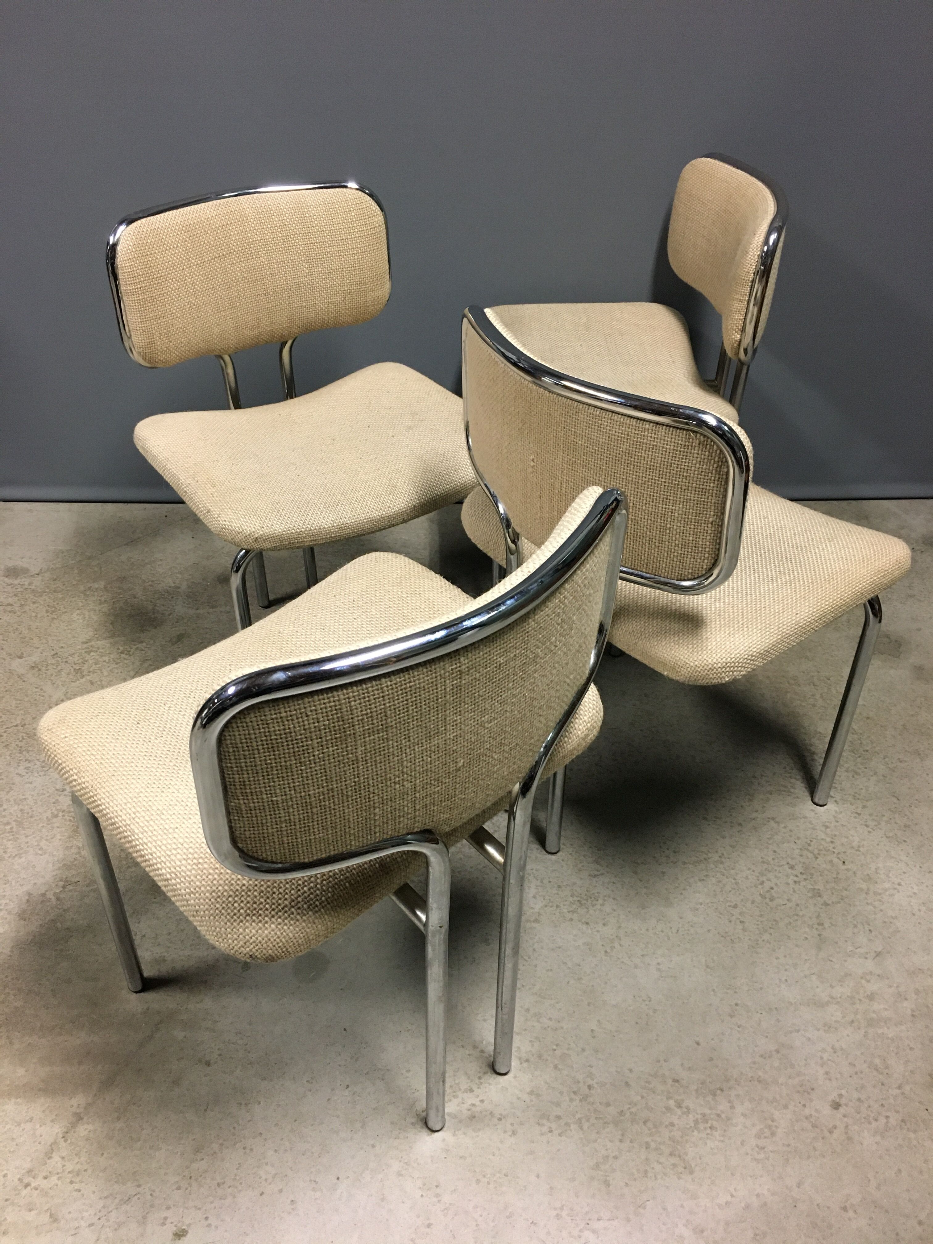 4 chaises de salle à manger tubulaires italiennes des années 1970.