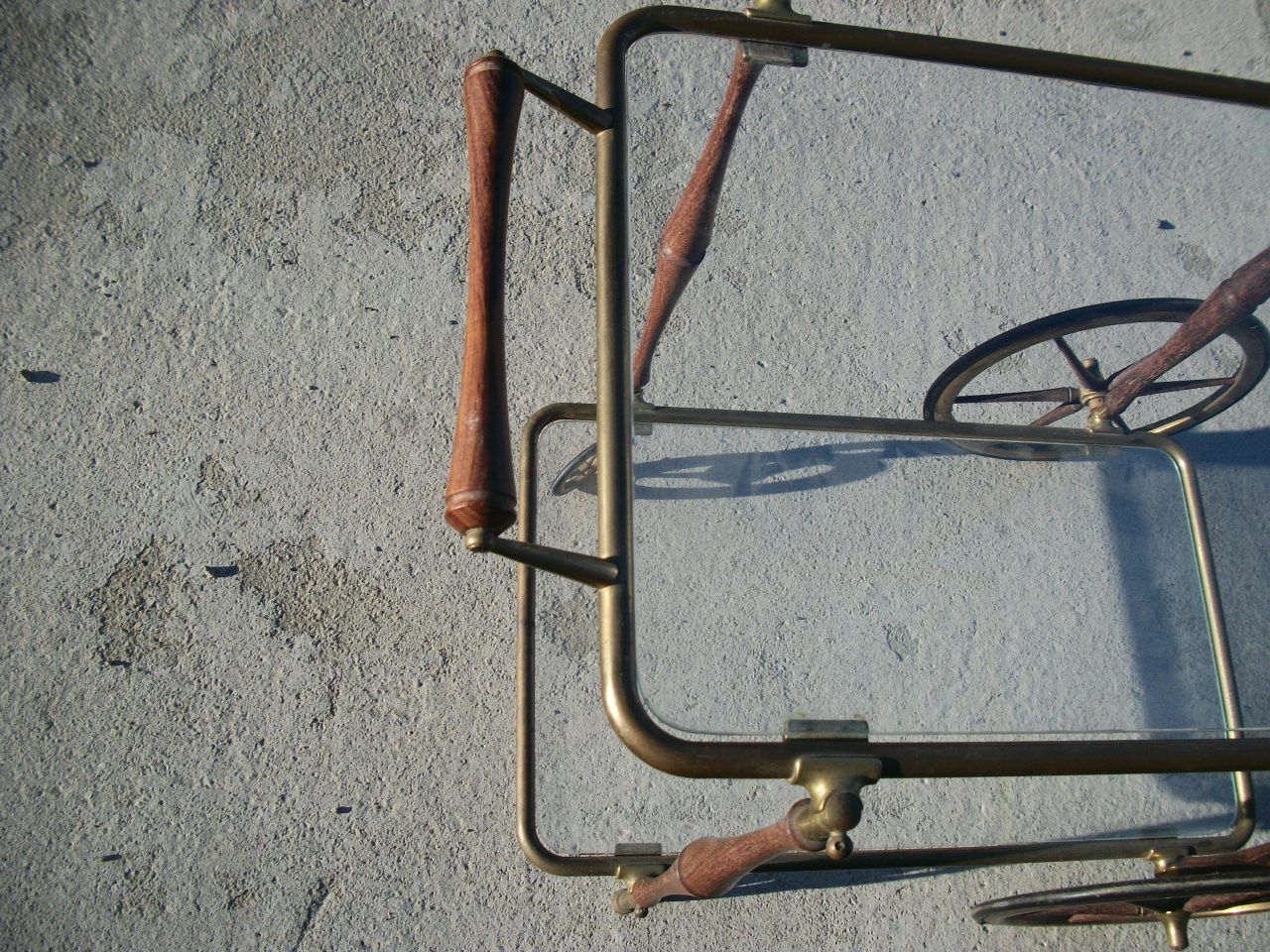 Rolling serving table