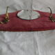 Miroir sur velours rouge