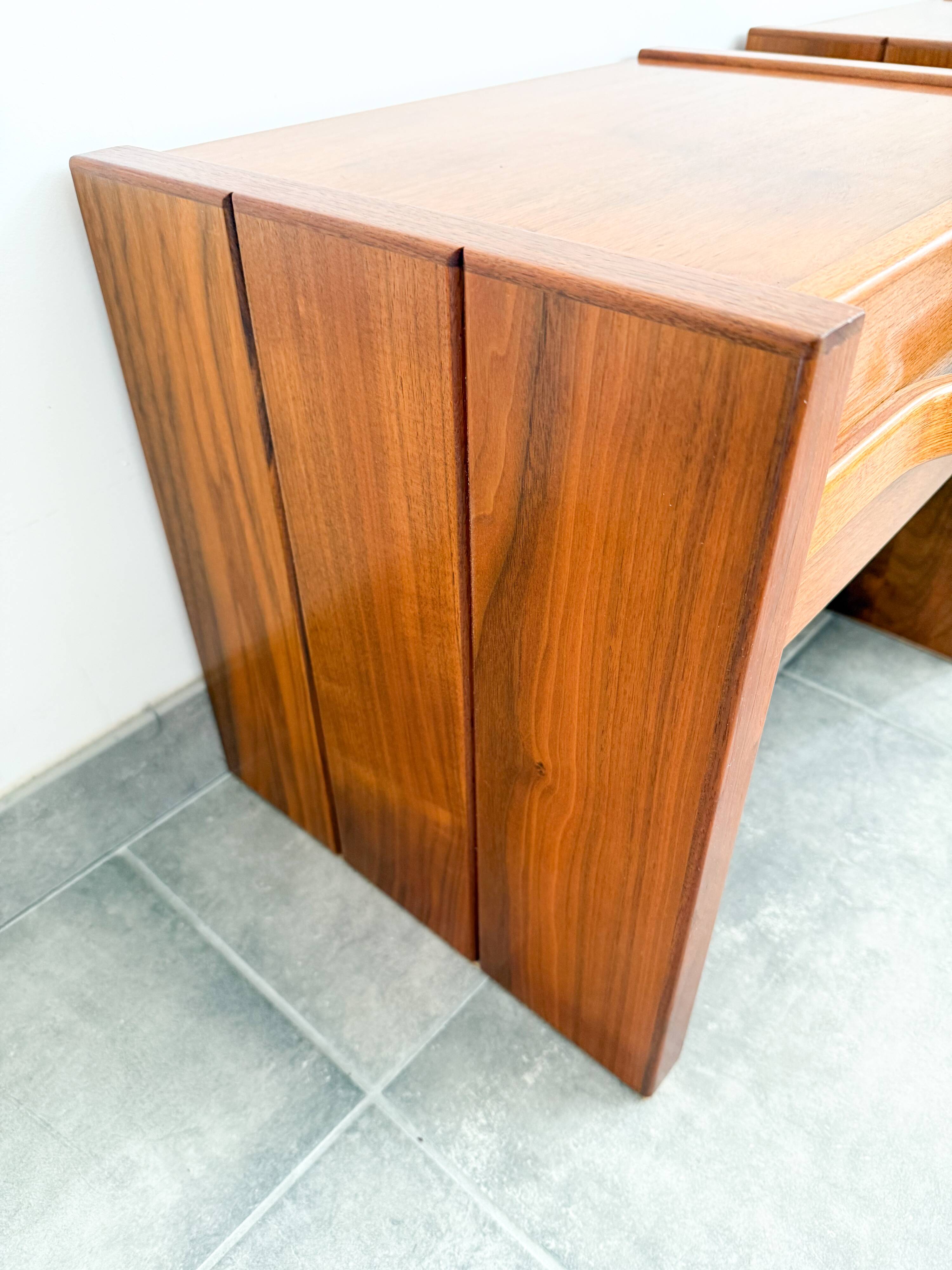 Pair of elm bedside tables dlg Maison Regain, circa 1980'