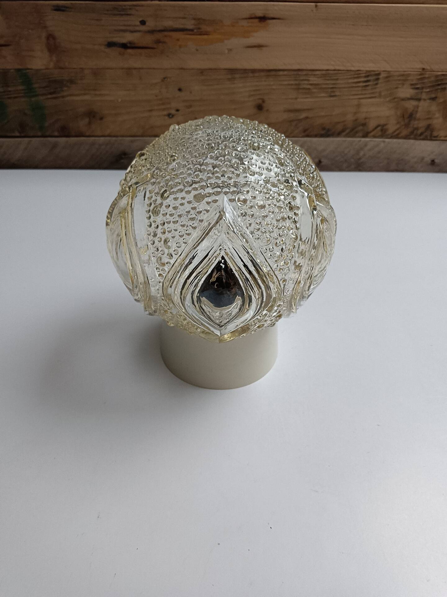 Round relief luminaire glass RZB and its electrifiable support.