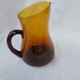 Carafe en verre soufflé ambré