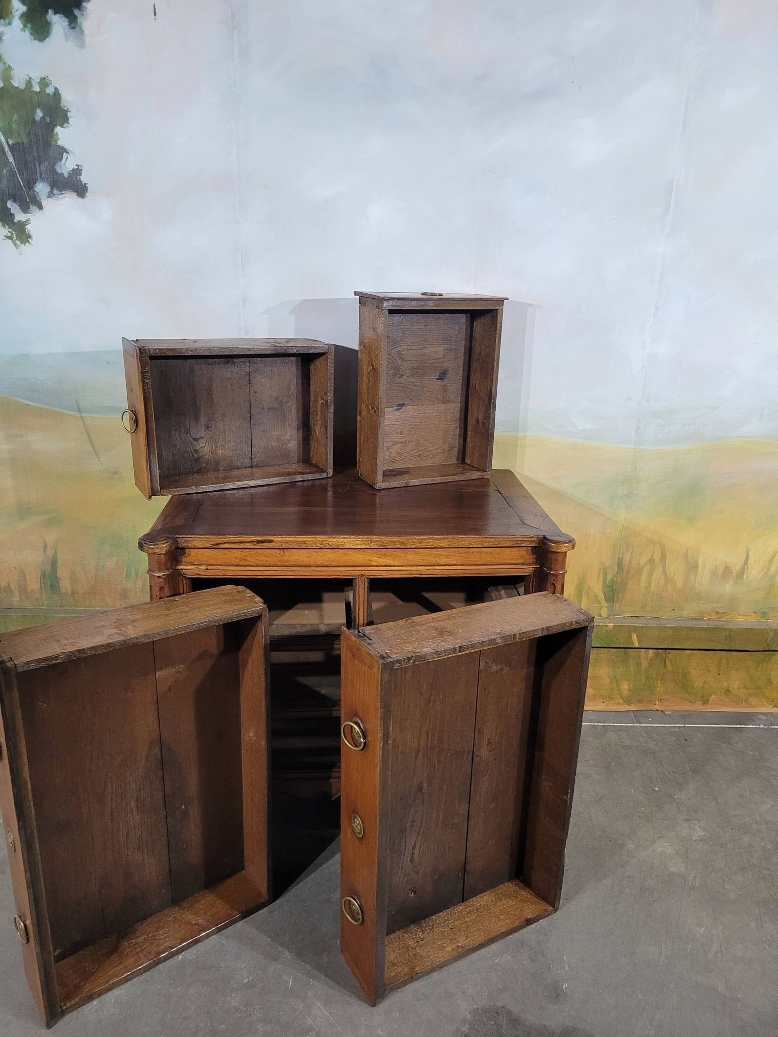 Small 18th-century chest of drawers in walnut and cherry wood.