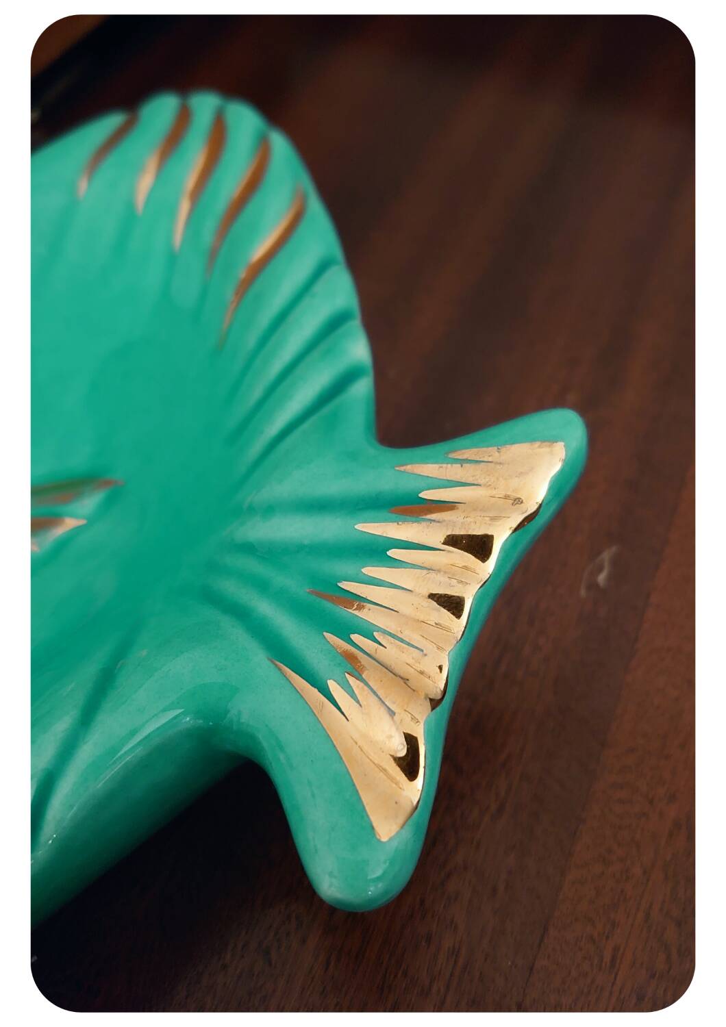 Plat Magdalithe en céramique en forme de poisson turquoise et doré des années 1950