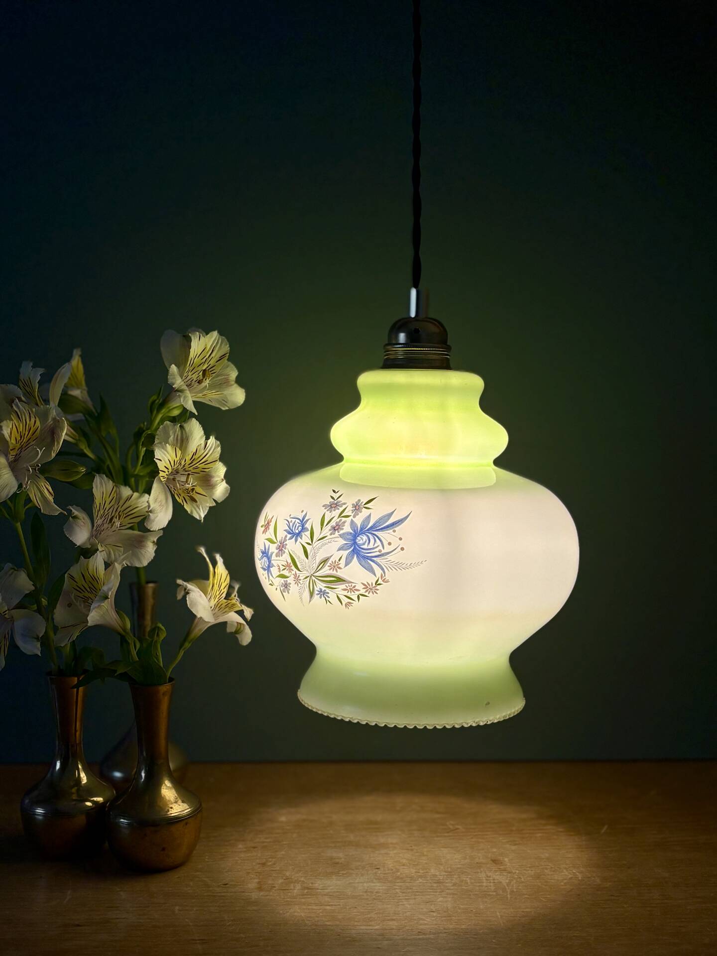 Suspension globe vintage en opaline blanche et verte