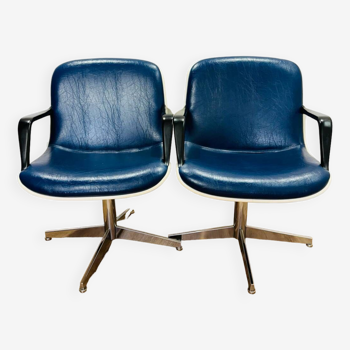 2 fauteuils de bureau attr. à Strafor, coque en plastique moulé blanche, skaï bleu et pied étoile en métal chromé