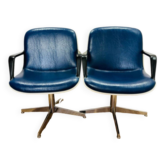 2 fauteuils de bureau attr. à Strafor, coque en plastique moulé blanche, skaï bleu et pied étoile en métal chromé