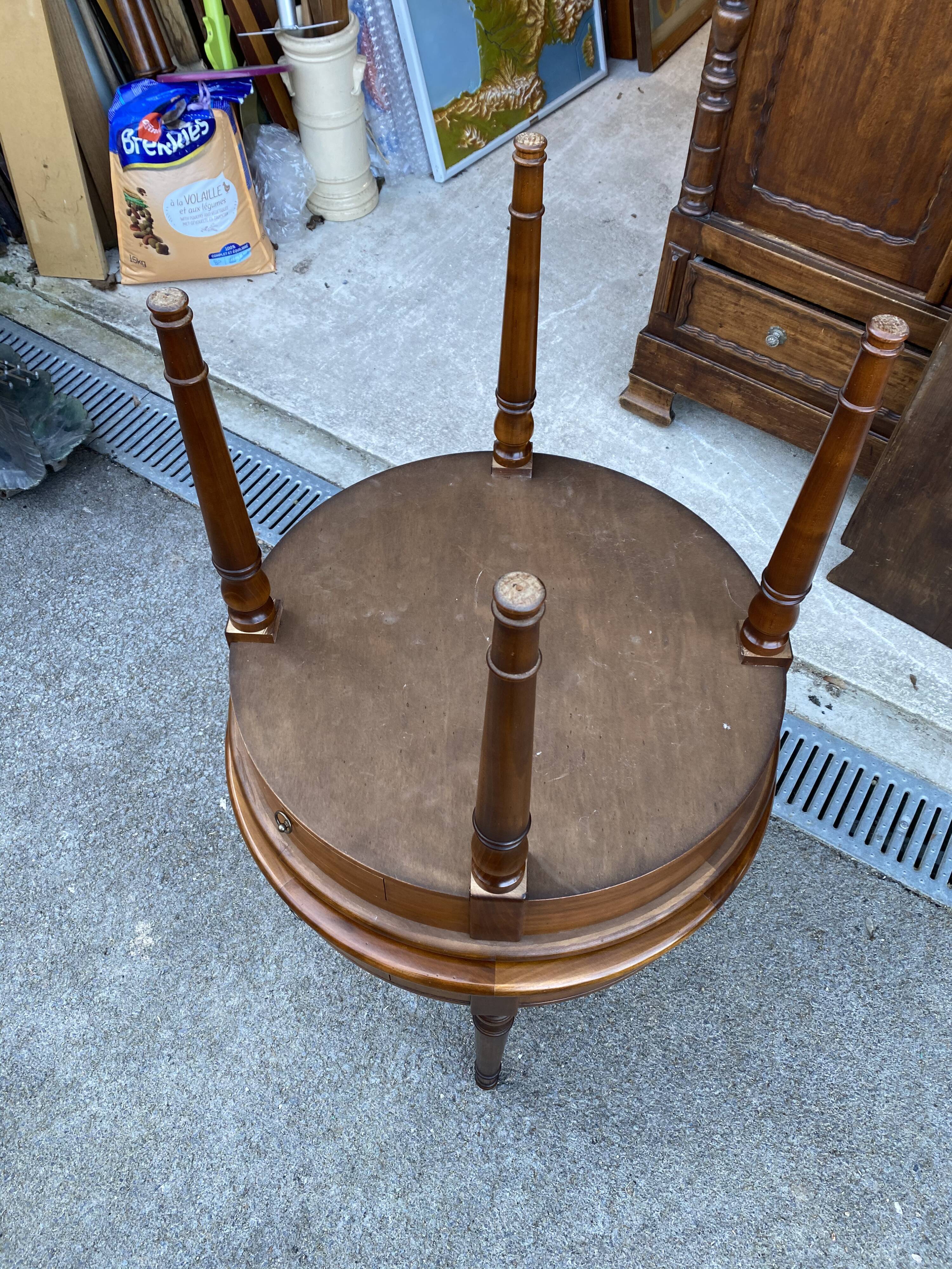 Pair of style pedestals