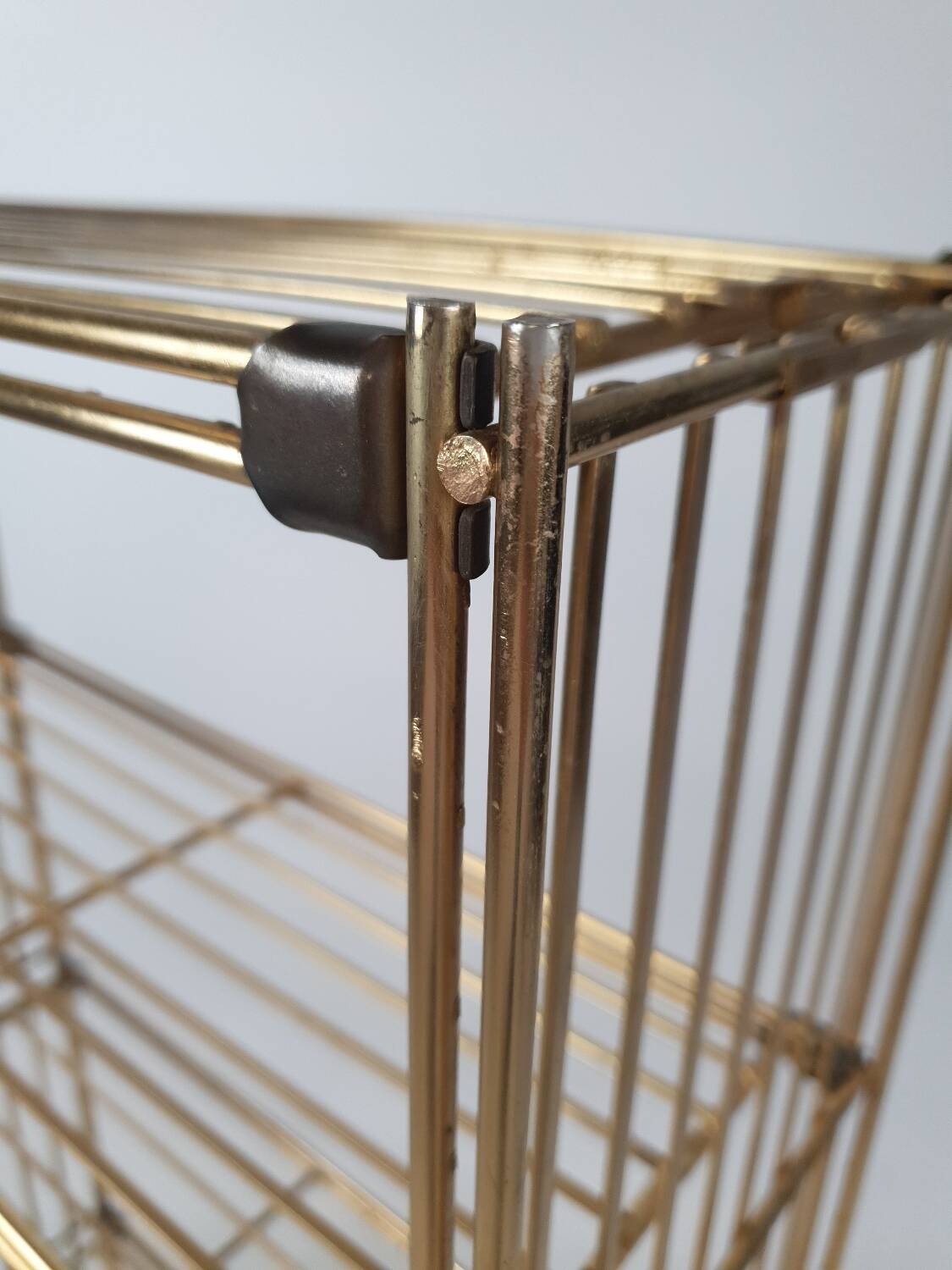 Modular gold metal wire shelf