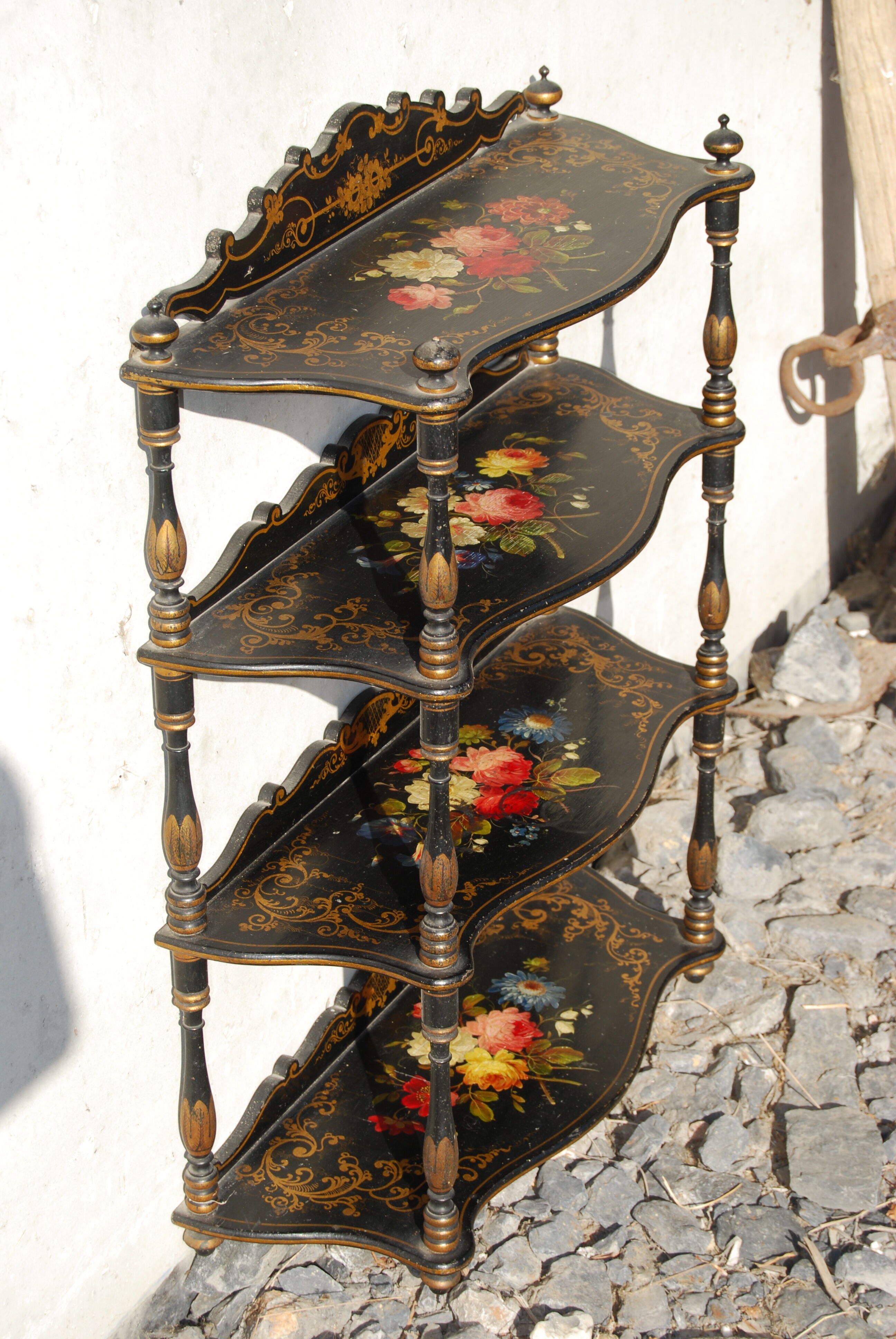 Étagère murale Napoléon III en bois noirci à décor de fleurs.