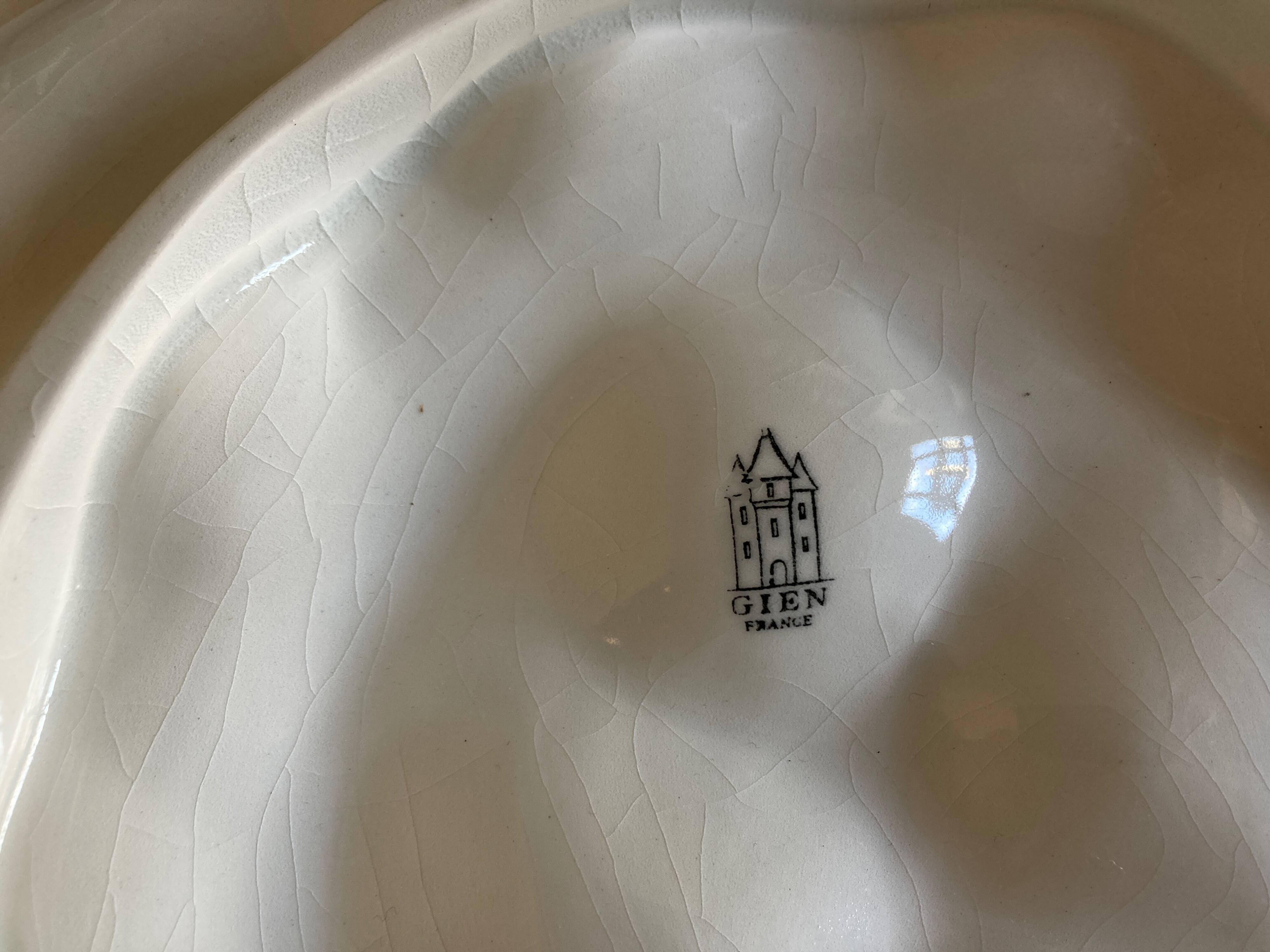 Plat en faïence de Gien blanche 1970