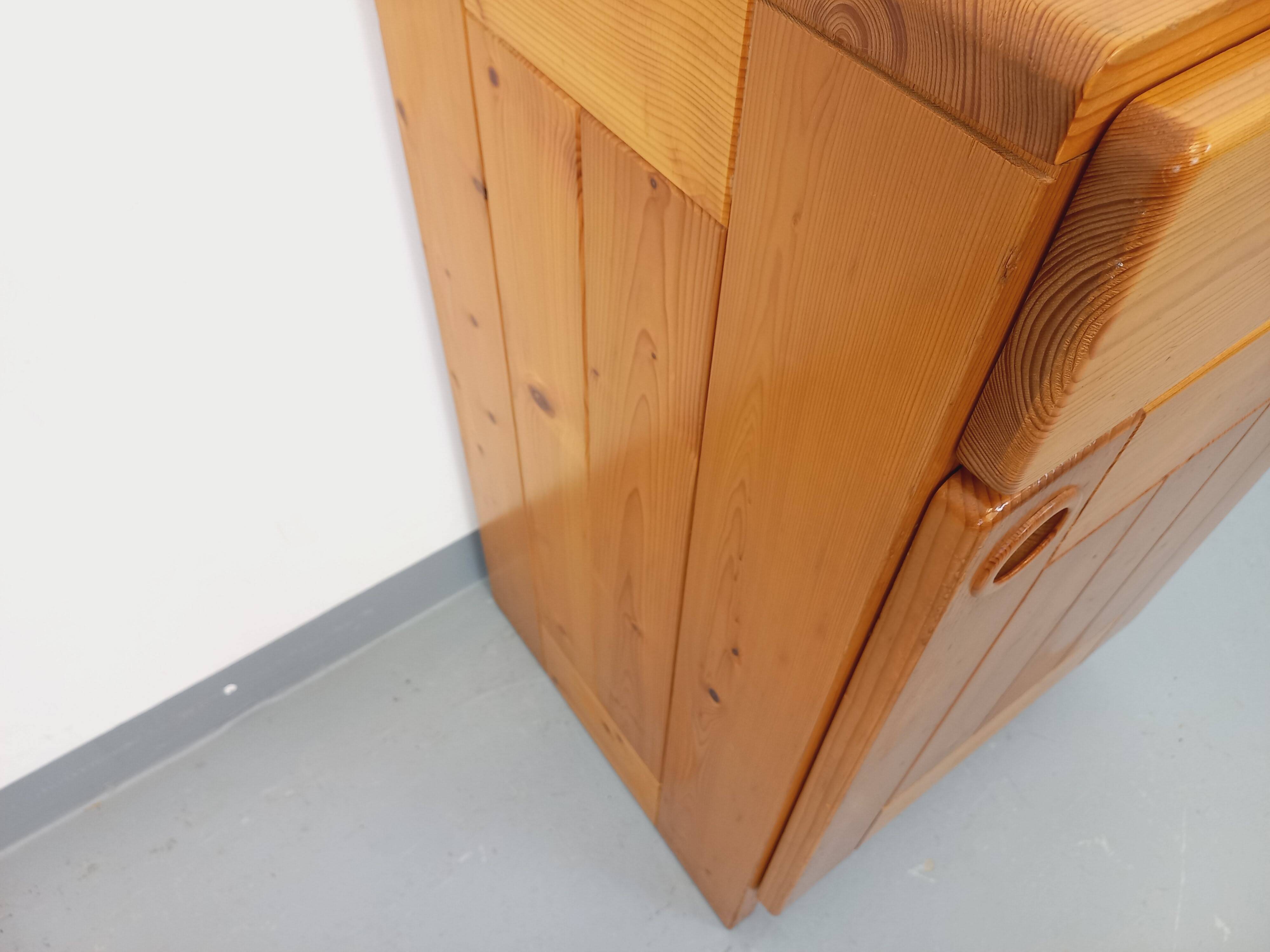 Meuble de rangement sélectionné par Charlotte Perriand Les Arcs vintage en pin des années 60 70