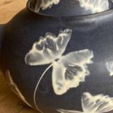 Théière en émail bleu avec motif de feuilles signée par l'artiste