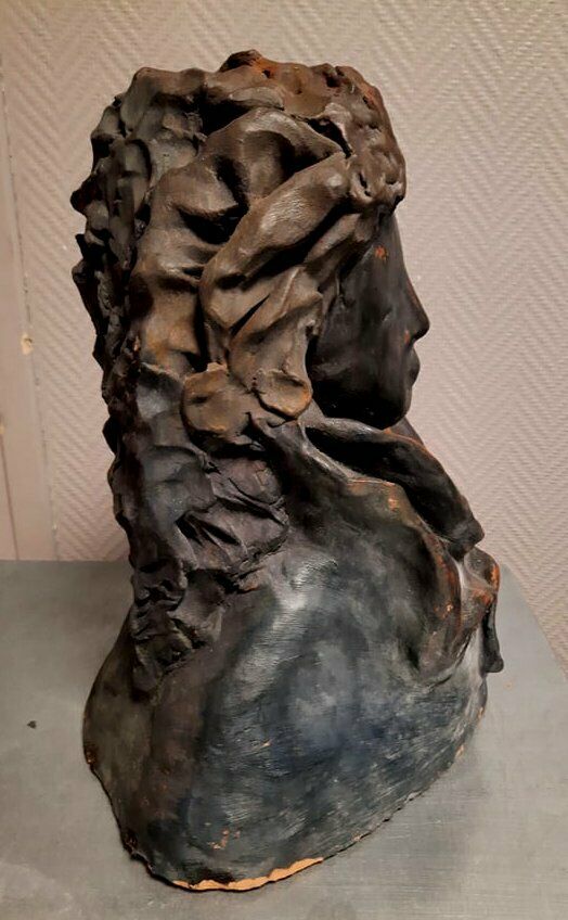 Sculpture Femme Assise En Terre Cuite