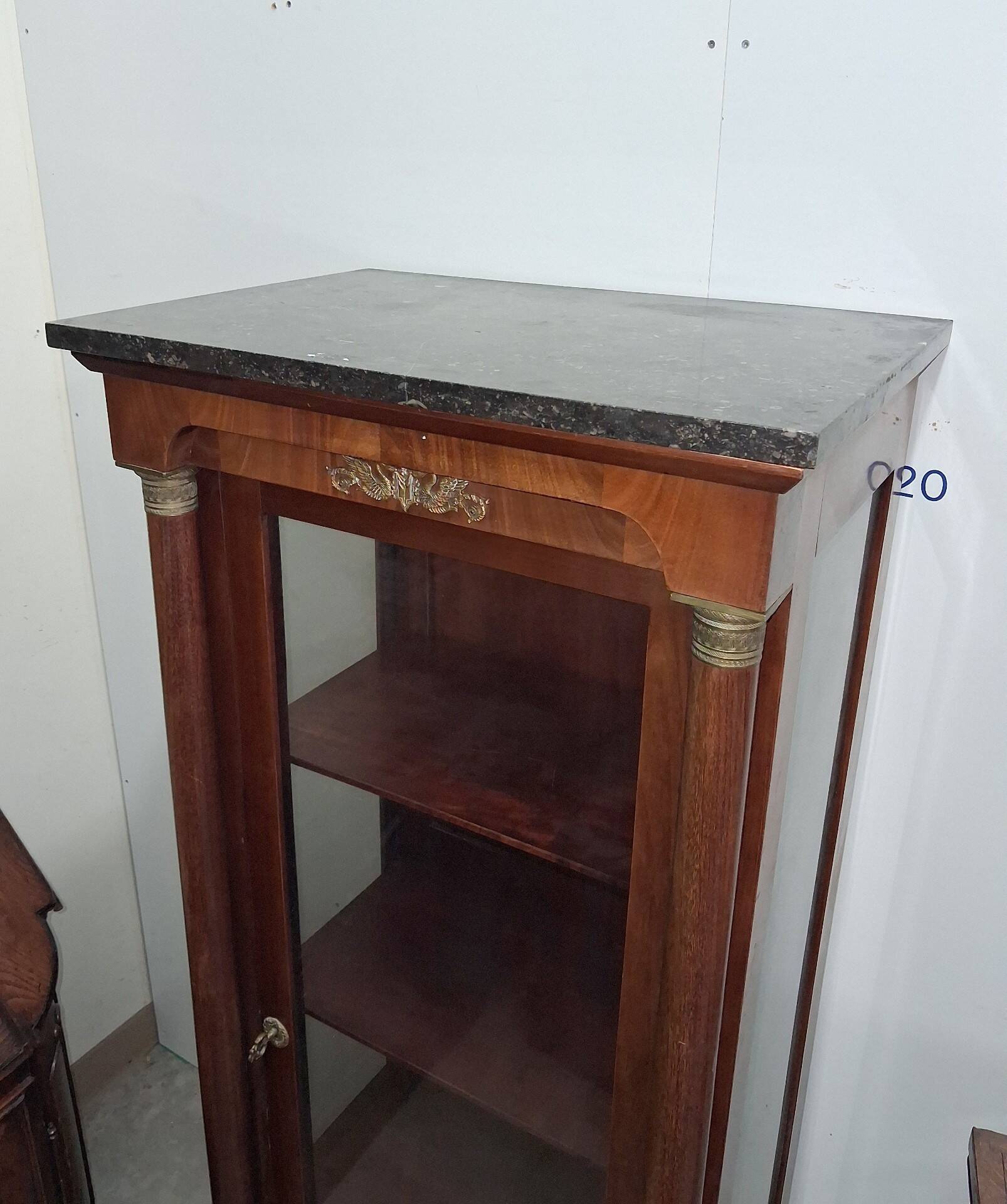 Vitrine style Empire en acajou et bronze doré, dessus marbre noir – XIXe