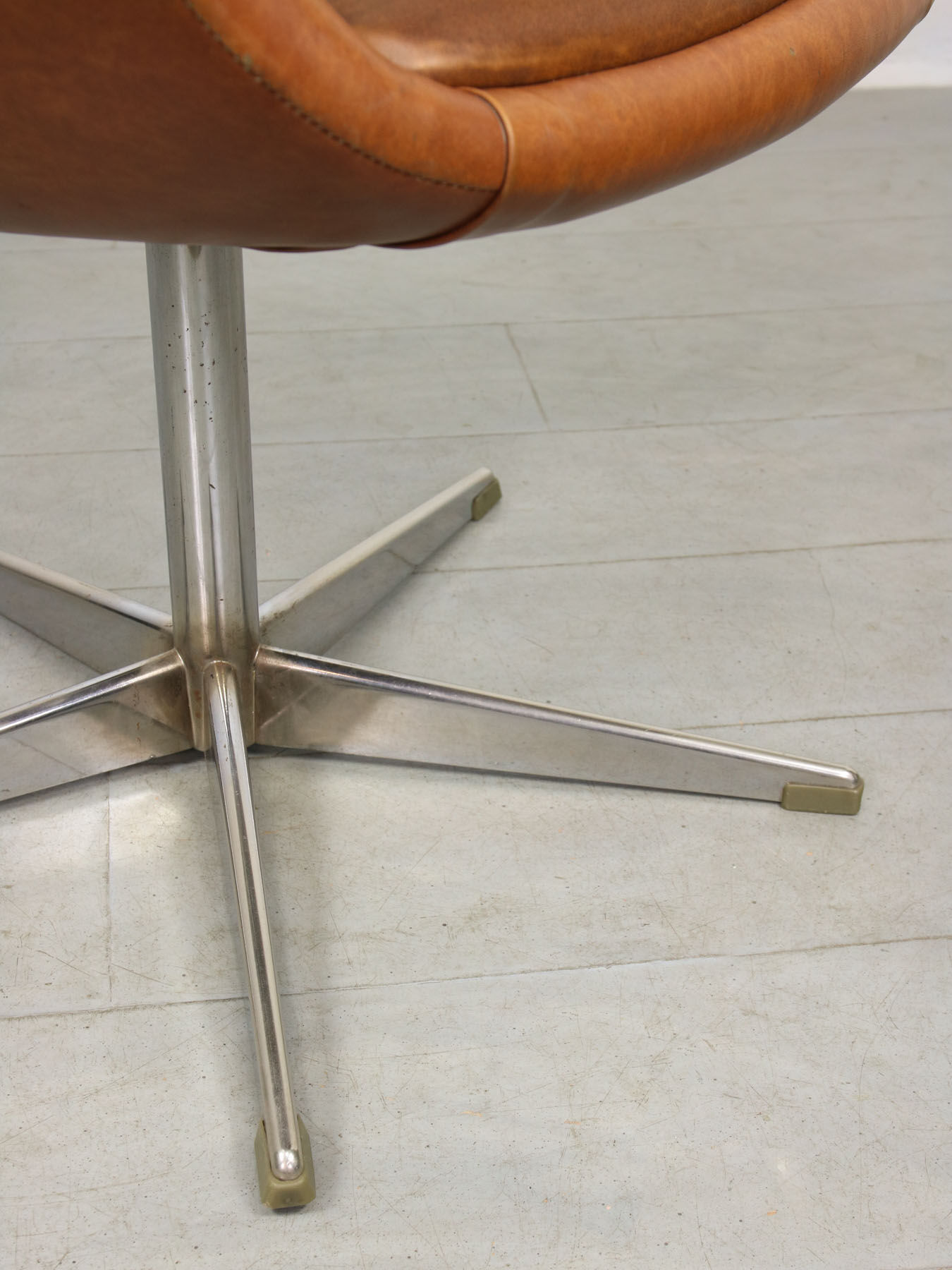 Mid-century brown leatherette swivel chair from Stol