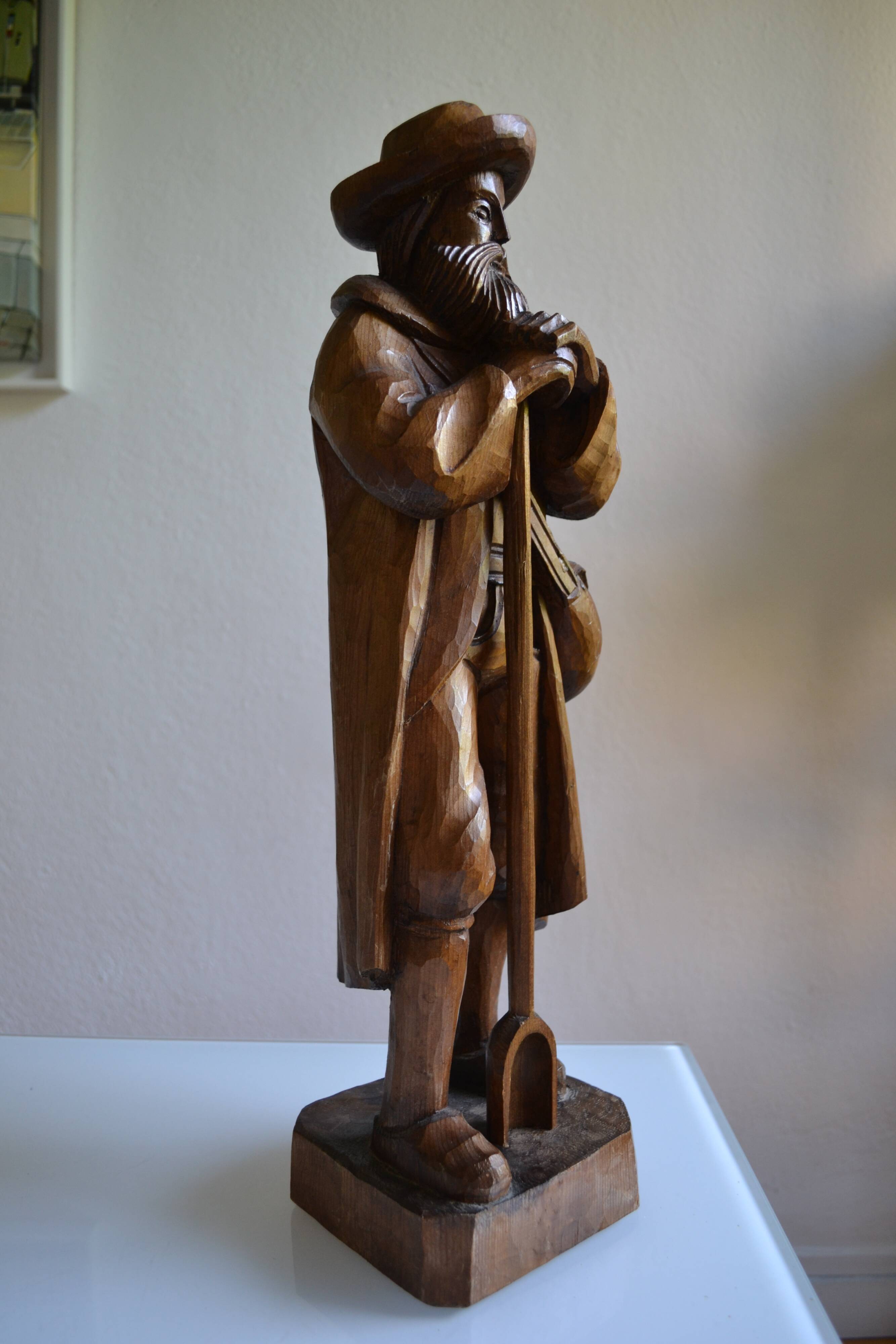 Large wooden sculpture of a man with his grain shovel 52 cm