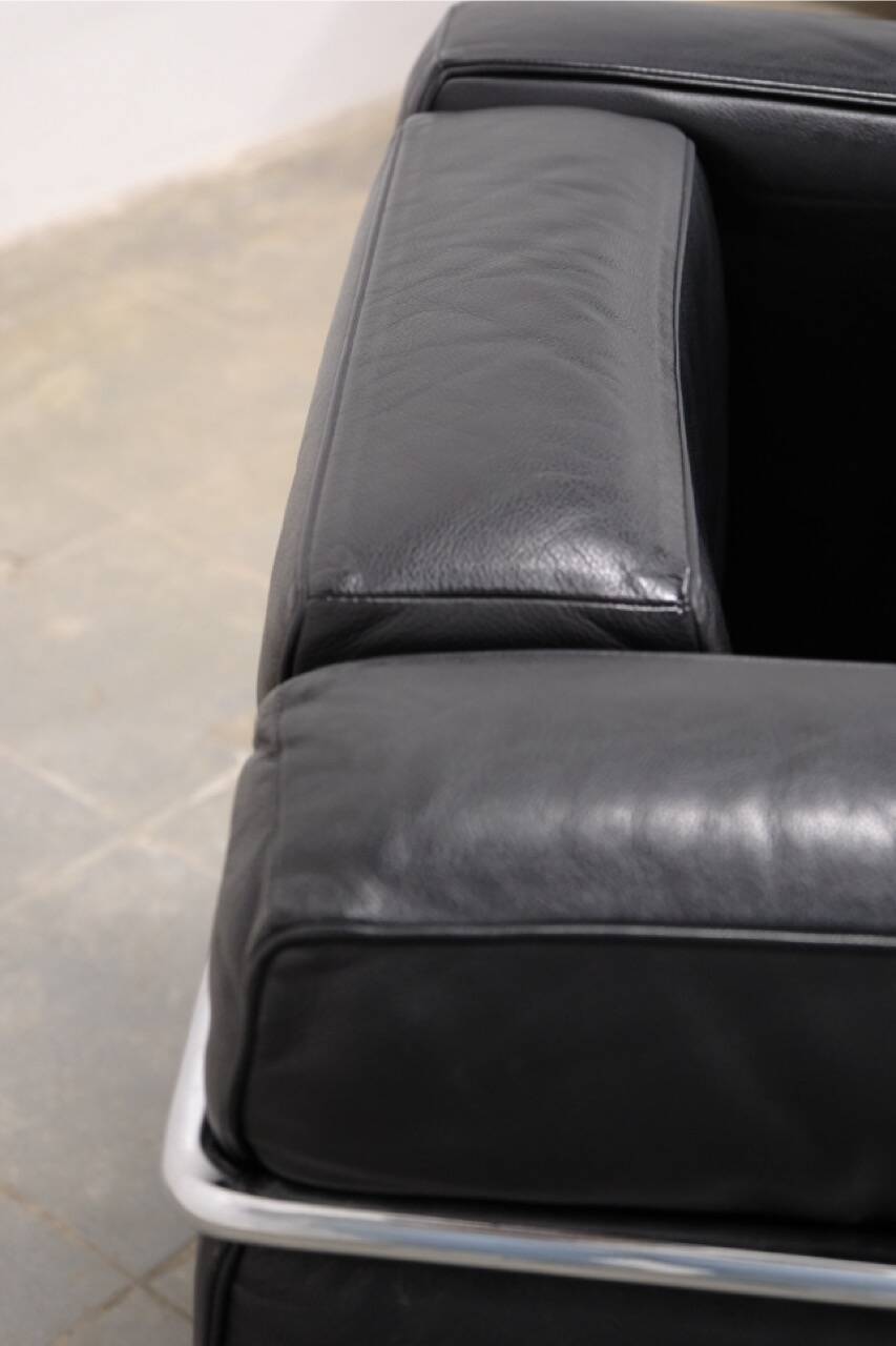 LC2 armchair in black leather – Design Le Corbusier, Pierre Jeanneret & Charlotte Perriand, 60s