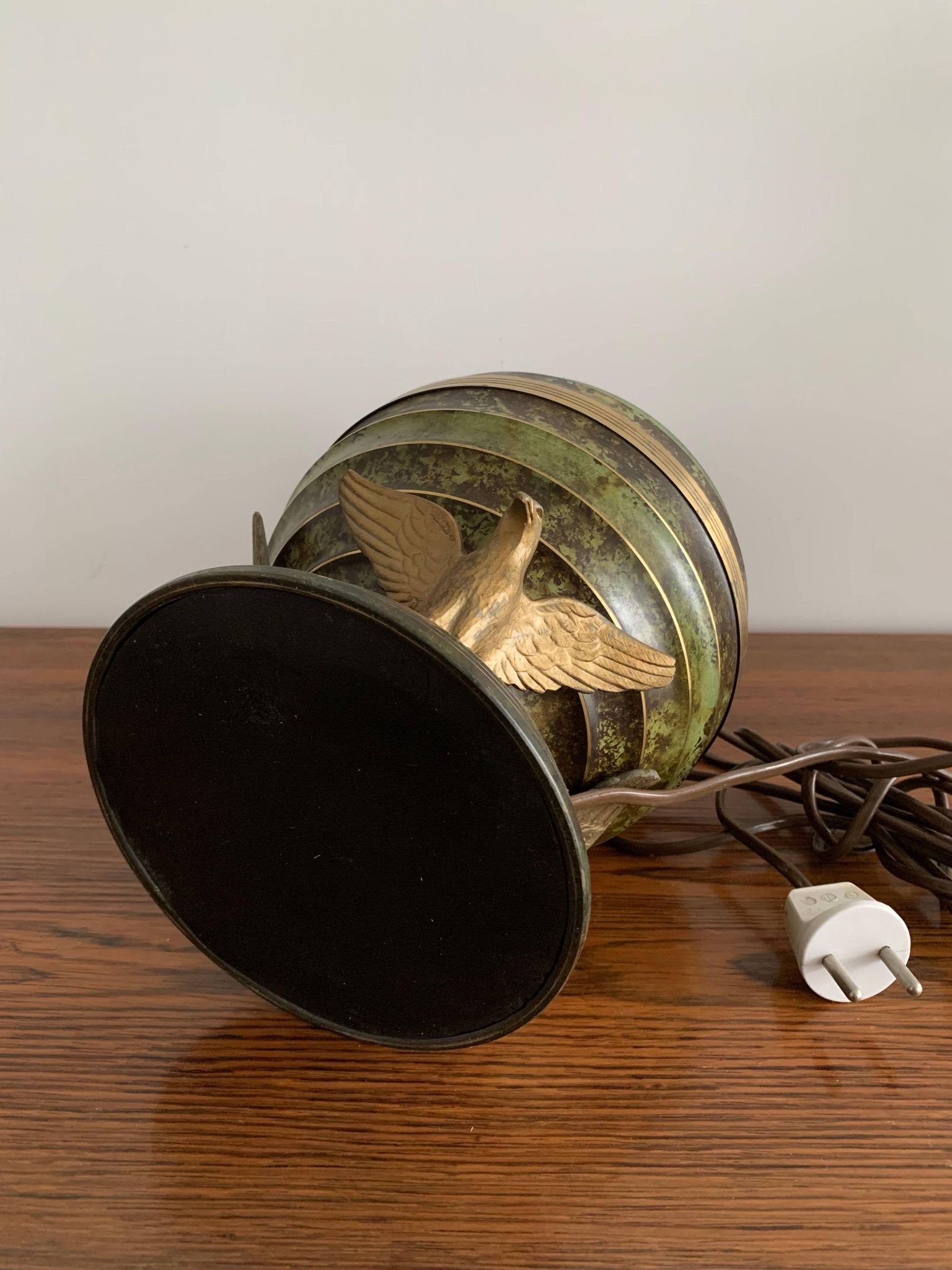 Art Deco table lamp in patinated bronze with eagles holding a globe, France 1940.