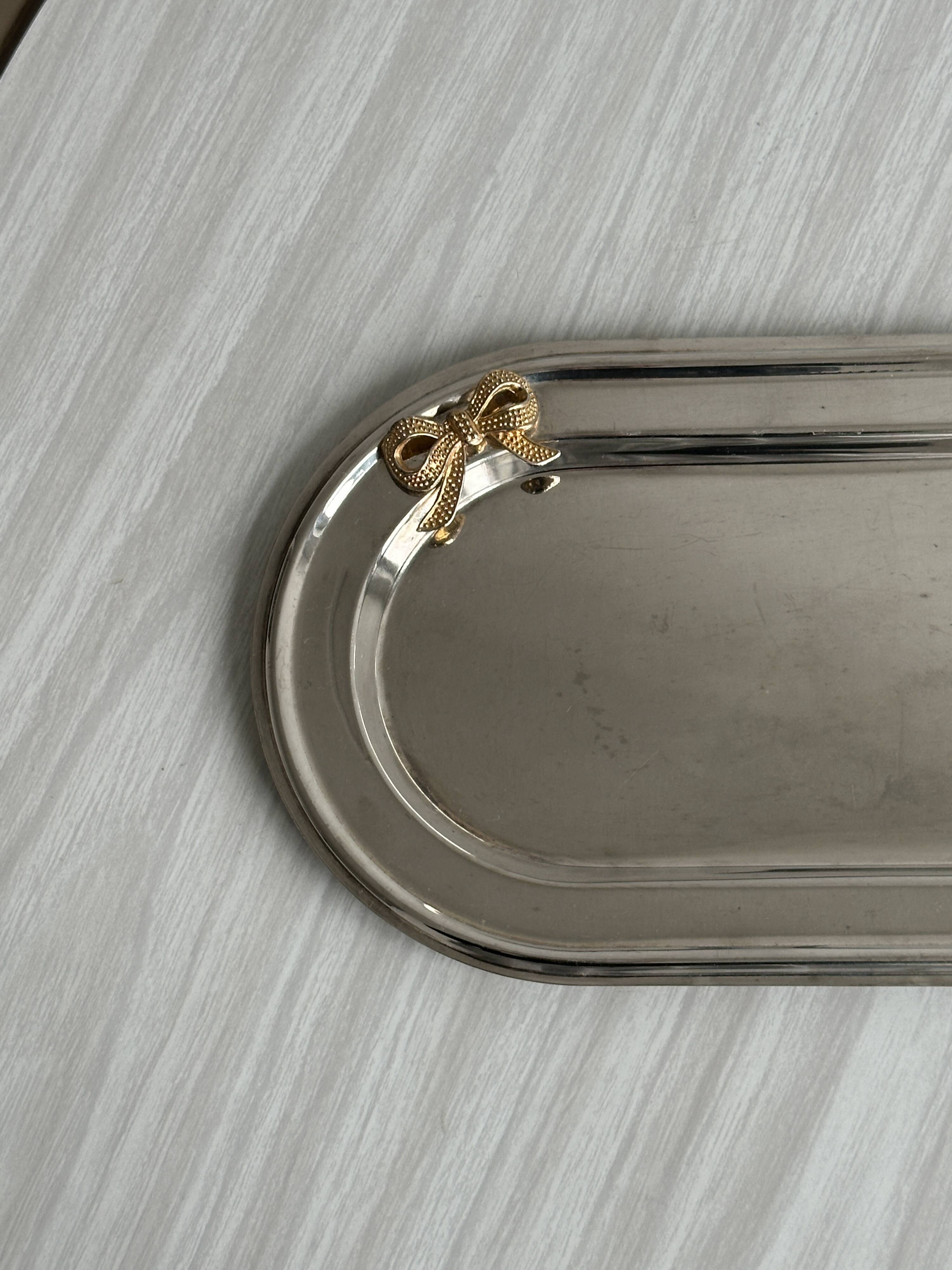 Petit plateau en inox à motif nœuds