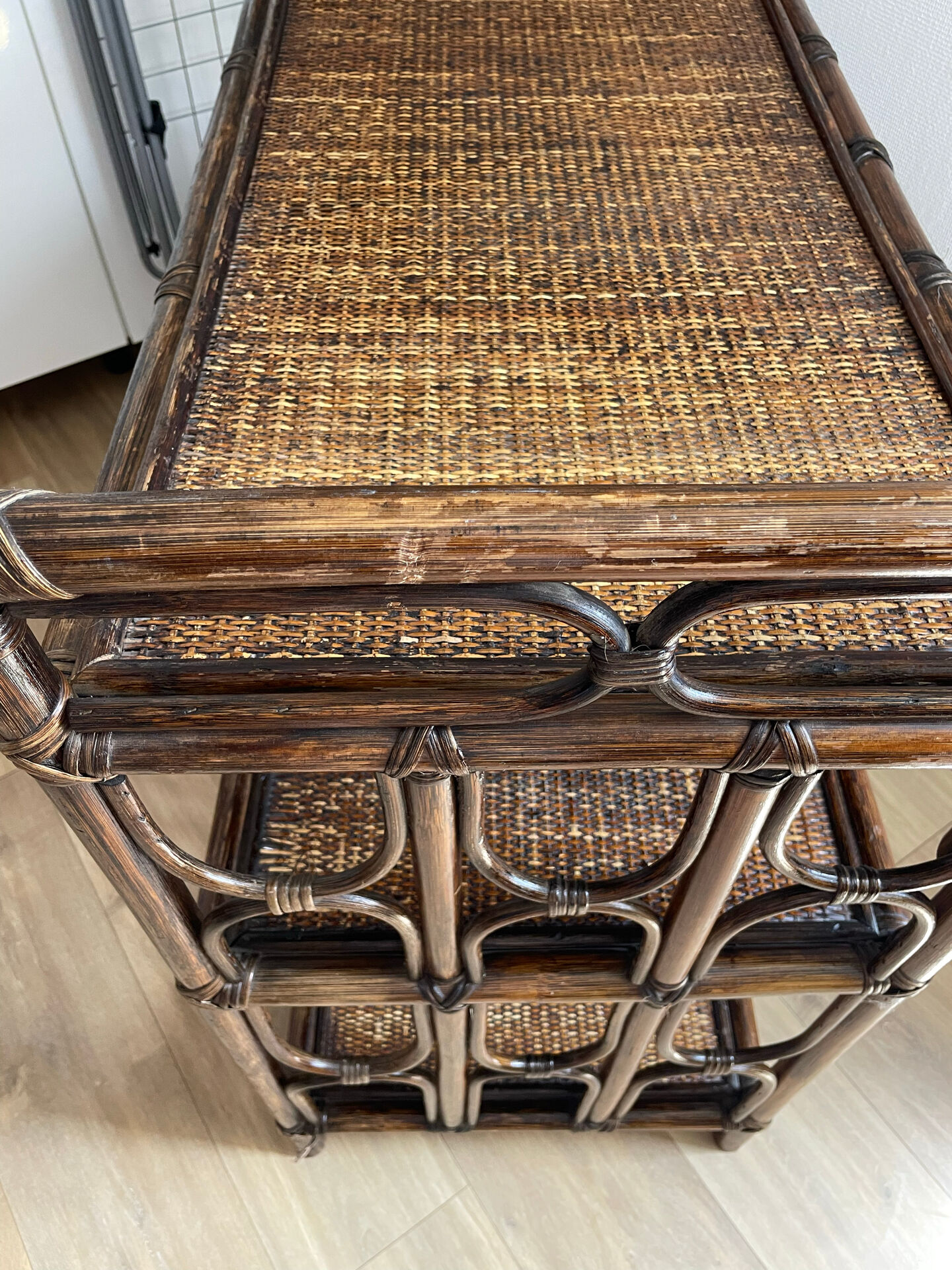 Étagère, console en rotin teinté