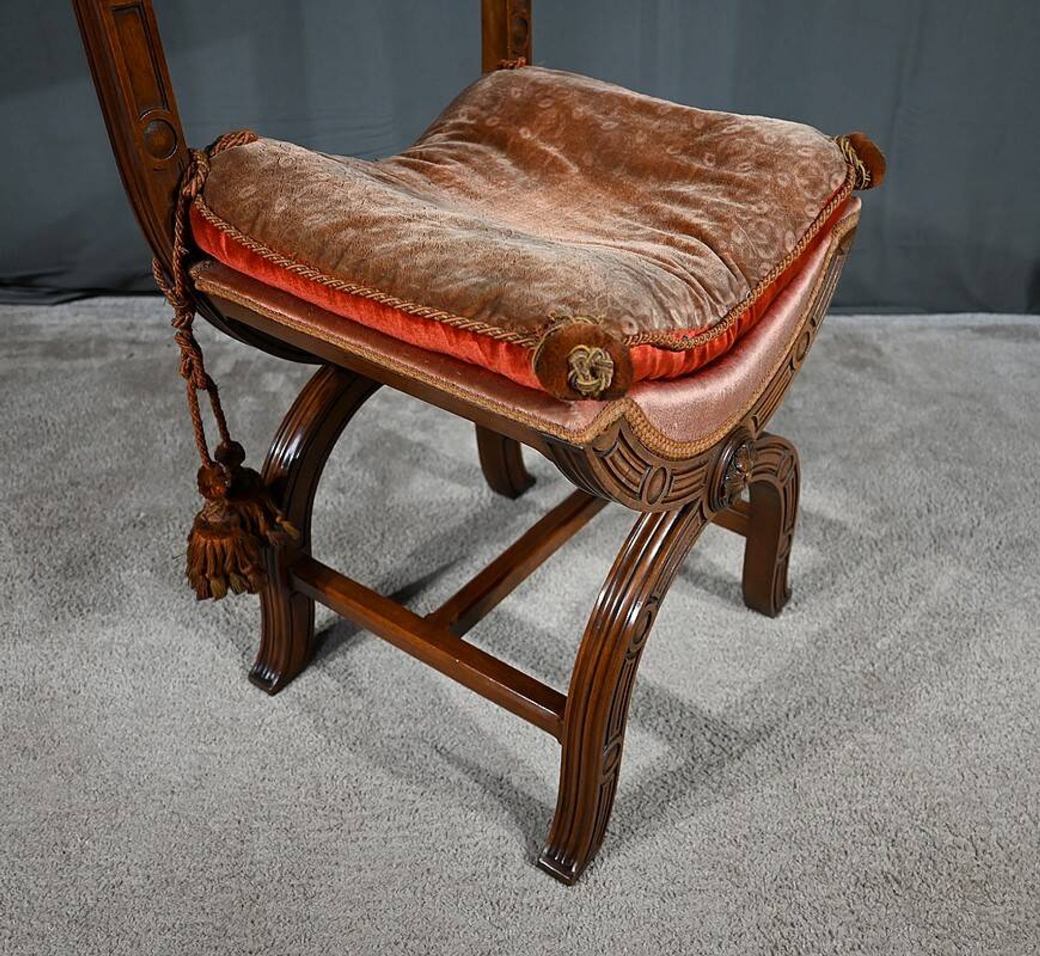 Chaise Curule en Noyer massif, goût Renaissance – Fin XIXe